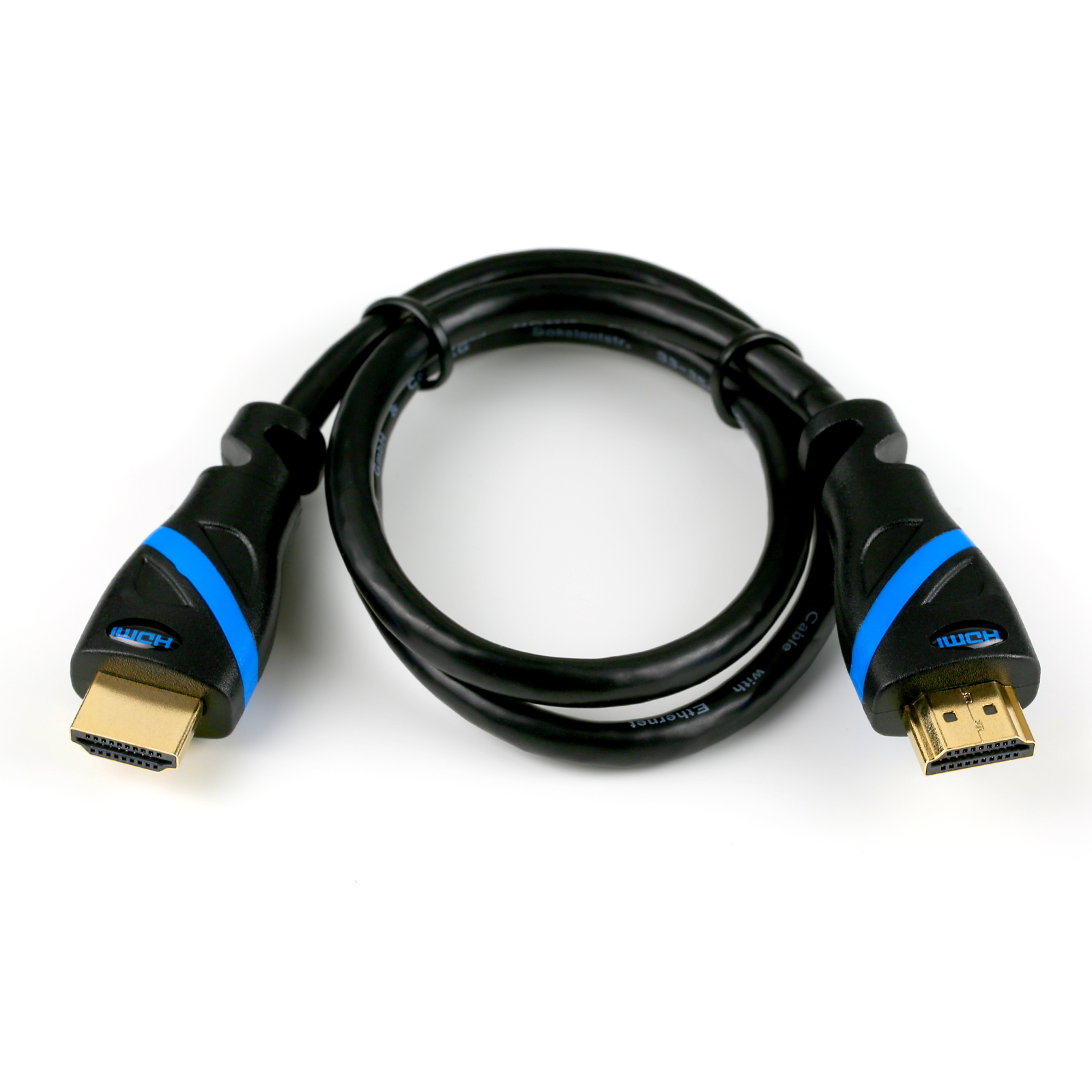 Schwarzes HDMI-Kabel mit blauen Akzenten und goldenen Steckern, isoliert auf Weiß.