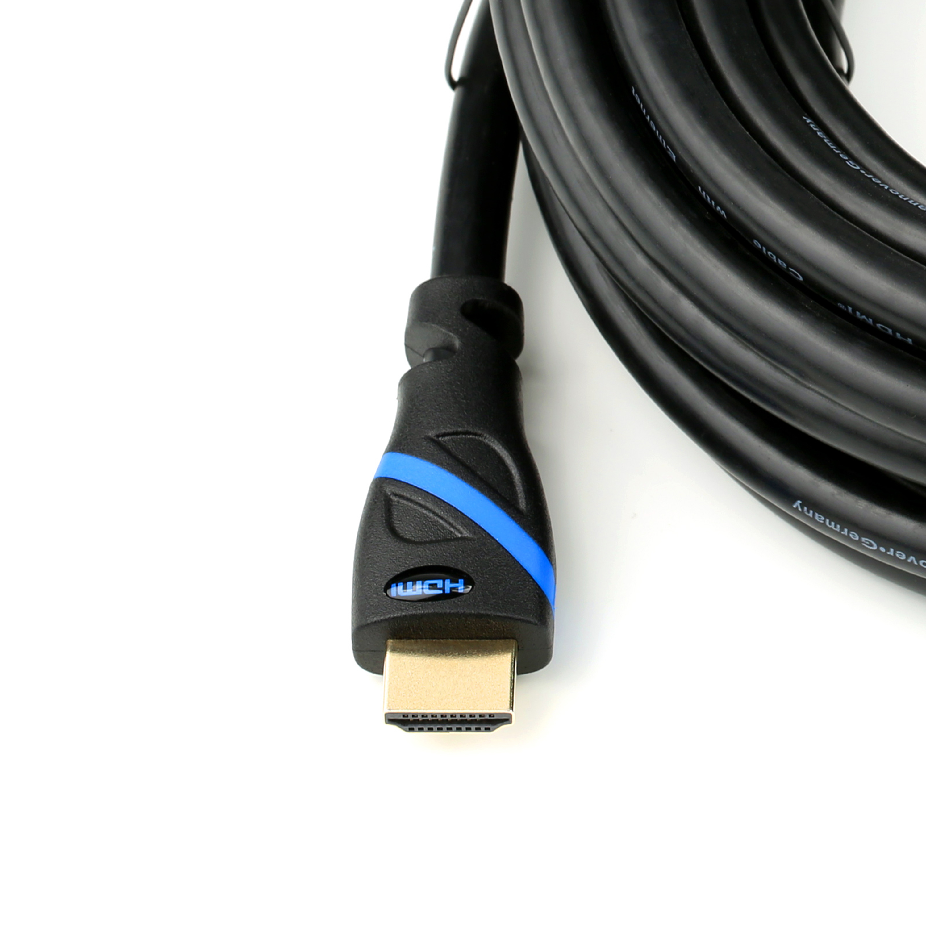 Schwarzes HDMI-Kabel mit blauem Akzent. Der HDMI-Anschluss ist goldfarben. Weißer Hintergrund.