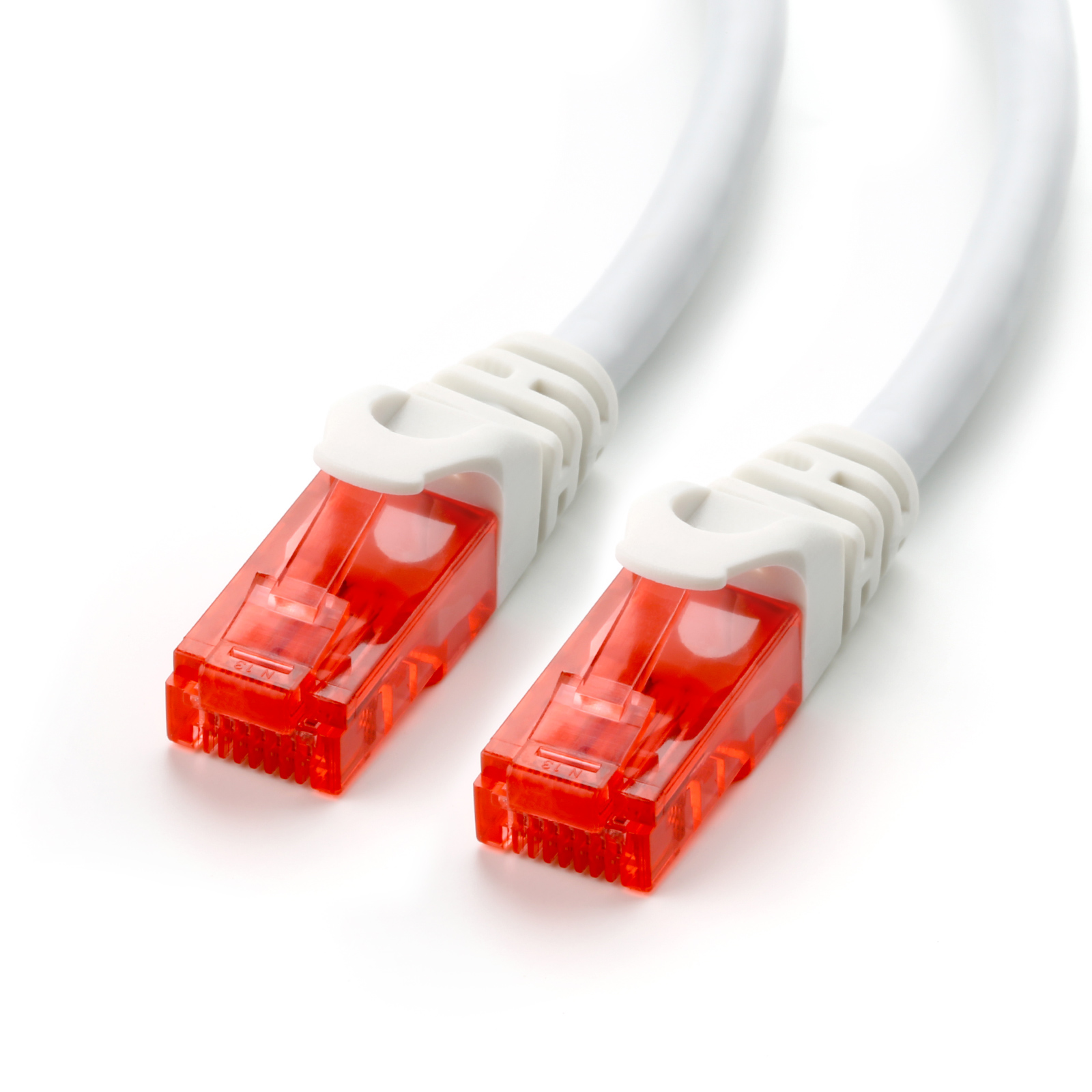 Zwei weiße Netzwerkkabel mit roten Steckern. Die Stecker sind Kunststoff.