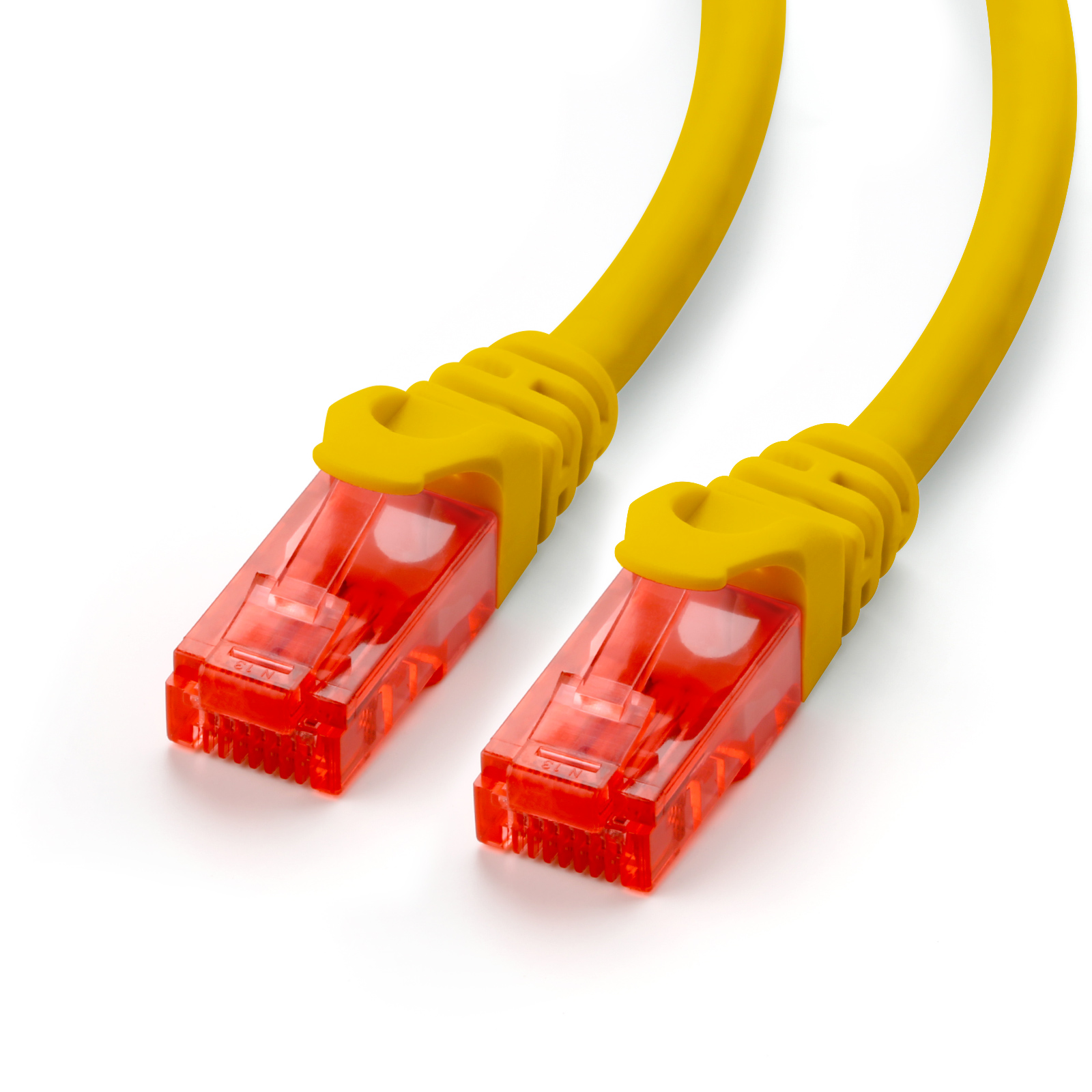 Zwei gelbe Netzwerkkabel mit roten Steckern liegen auf weißem Untergrund.