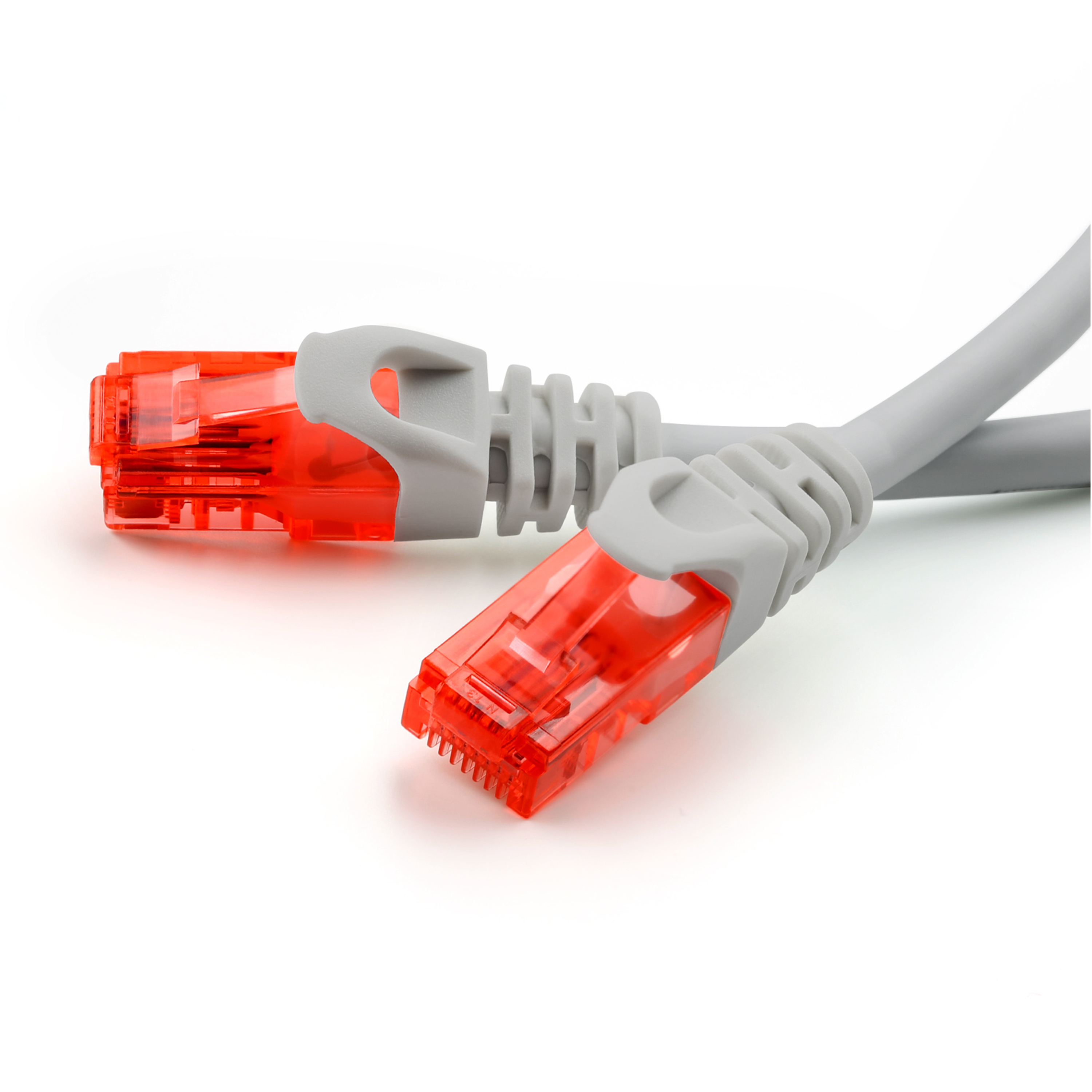 Zwei graue Ethernet-Kabel mit roten Steckern. Sie liegen auf weißem Grund und sind zum Betrachter geneigt.