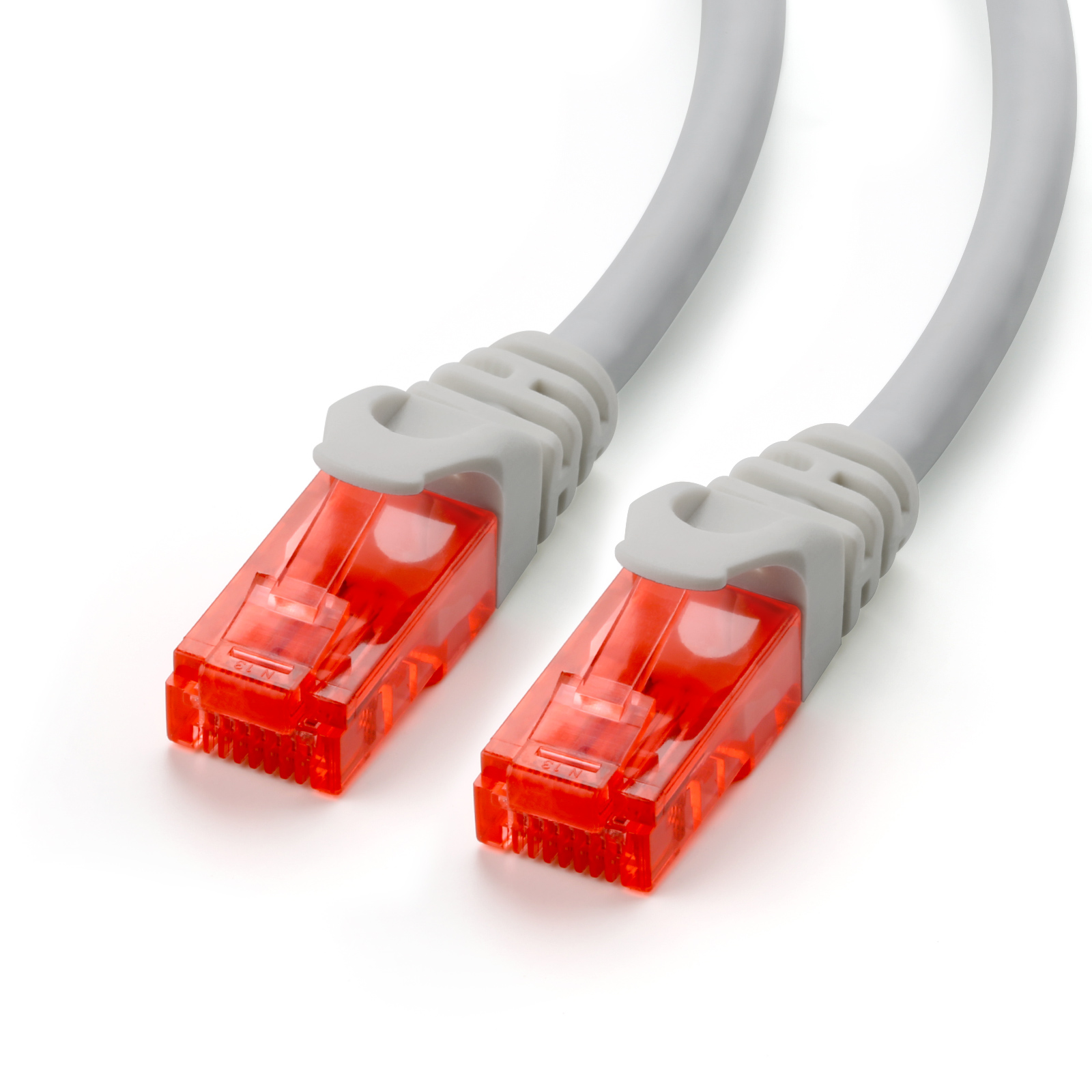 Zwei graue Netzwerkkabel mit roten Steckern, auf einer weißen Oberfläche platziert.