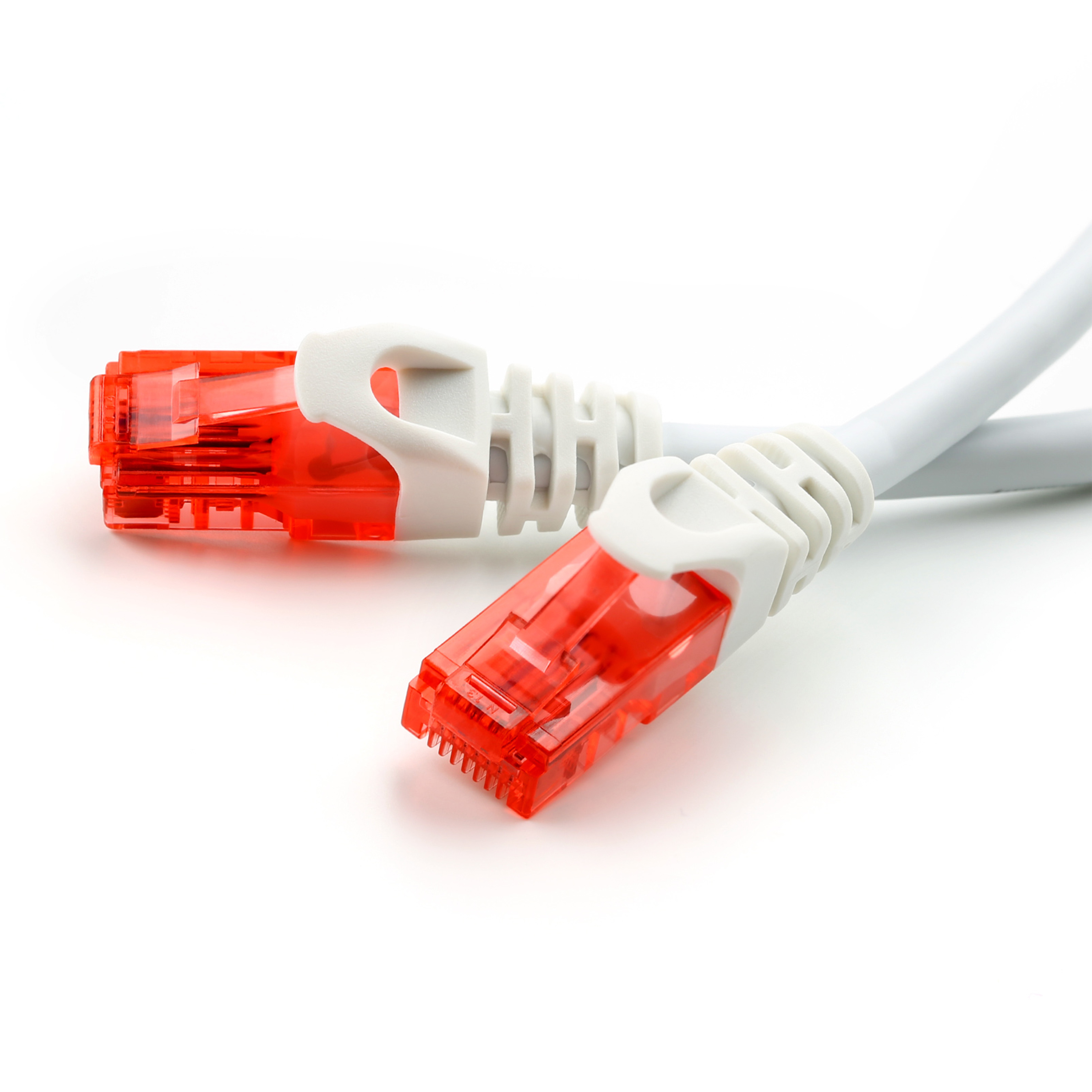 Zwei weiße und rote Ethernet-Kabel mit Steckern, abgewinkelt auf weißem Hintergrund.