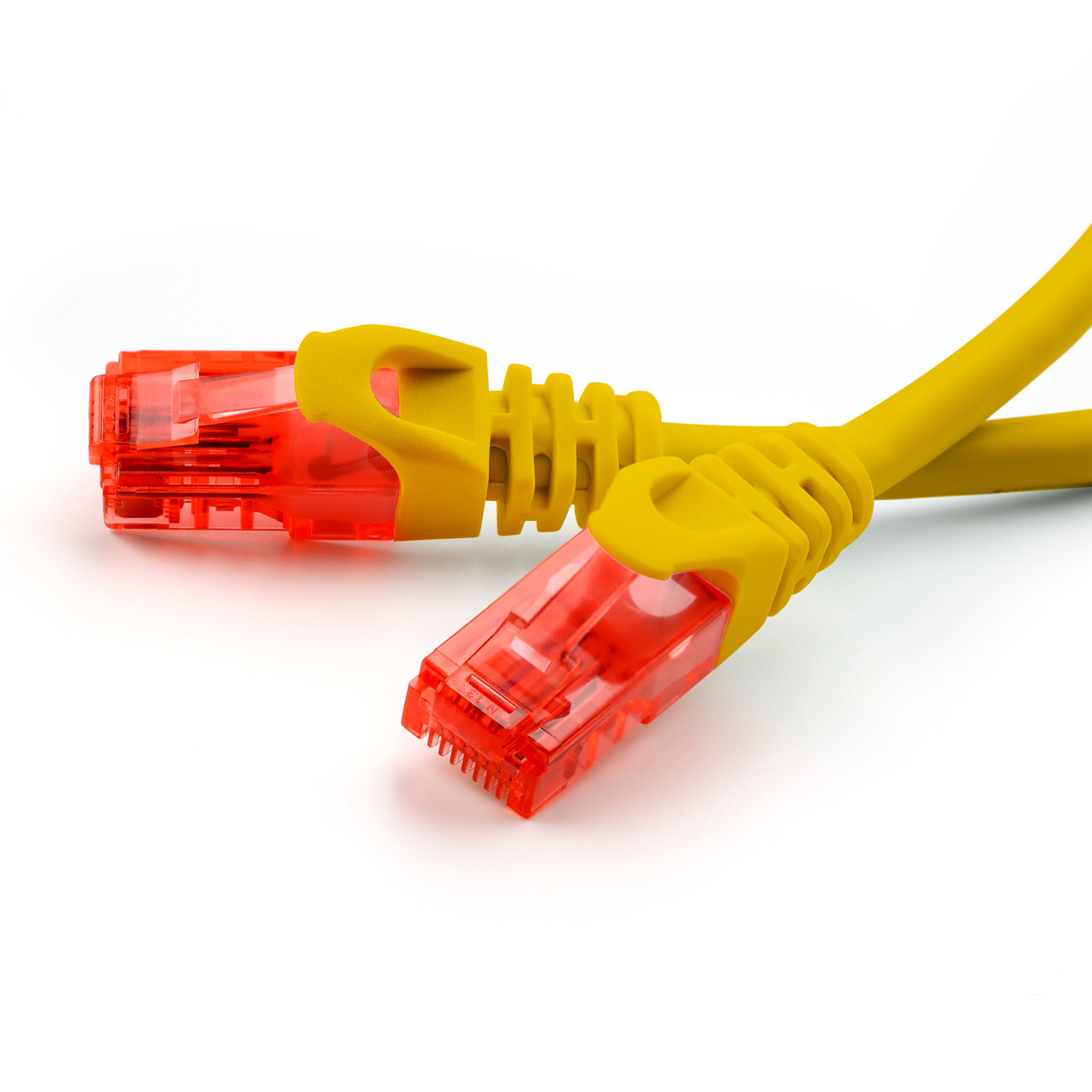 Zwei gelbe Ethernet-Kabel mit roten Steckern auf weißem Hintergrund.