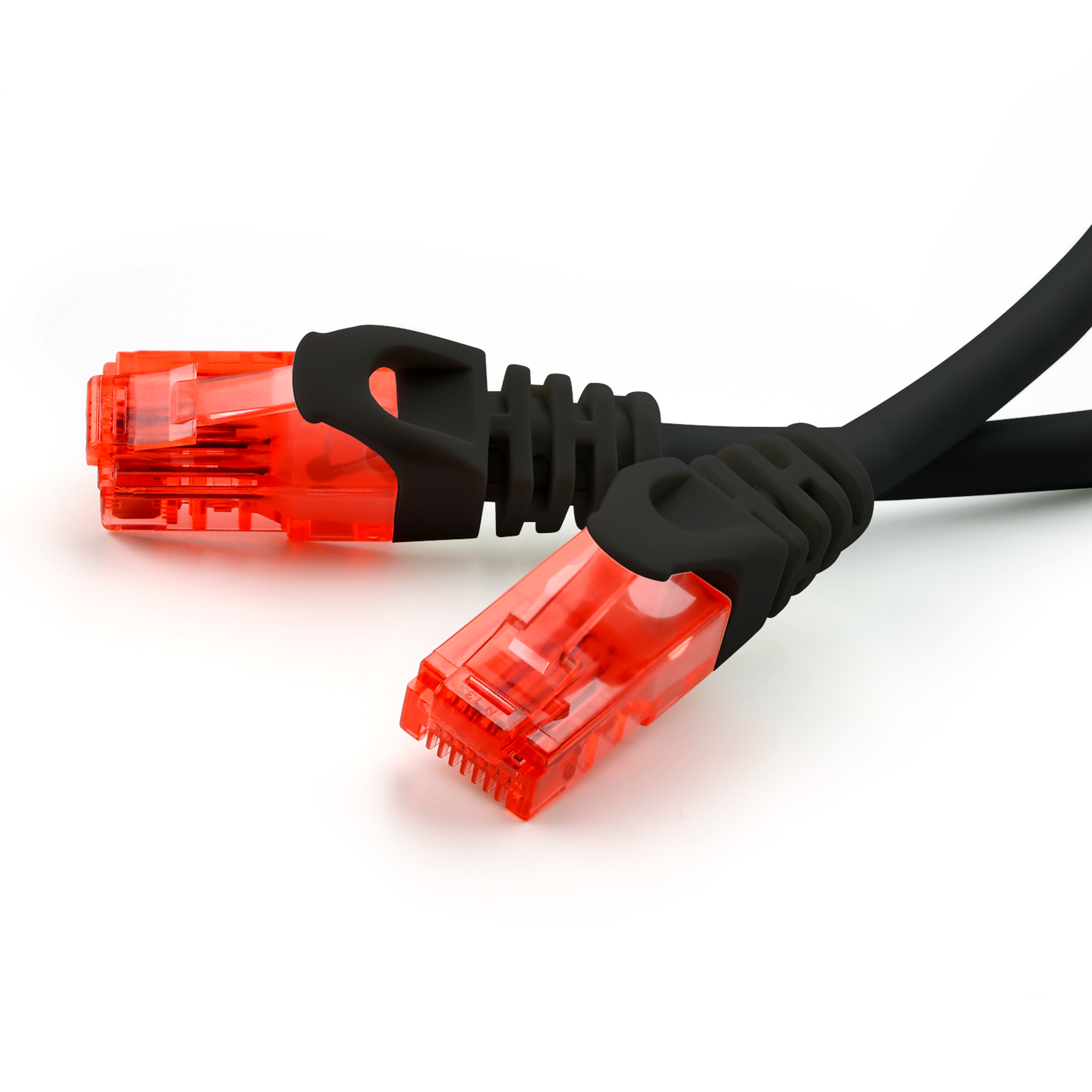 Zwei schwarze Netzwerkkabel. Sie haben rote Stecker. Weißer Hintergrund.