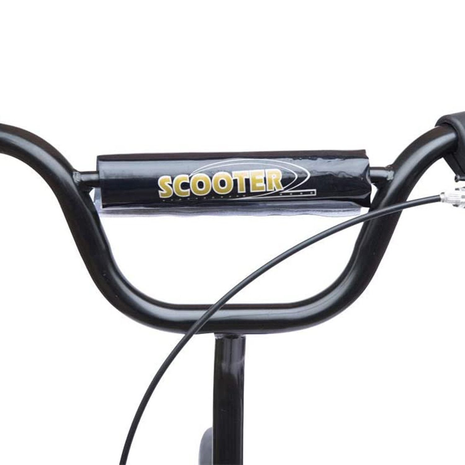 Primer plano del manillar negro de un patinete con almohadilla negra y cable.