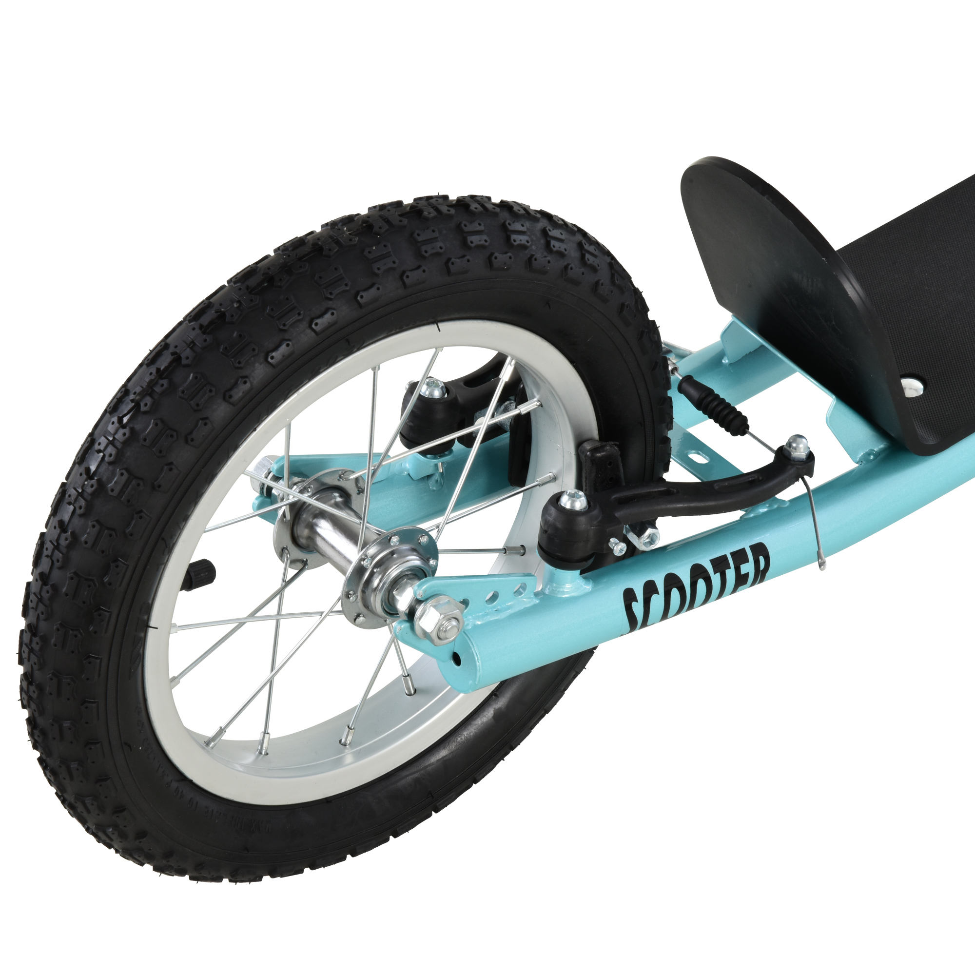 Primer plano de la rueda del scooter. Neumático negro, marco azul, fondo blanco.