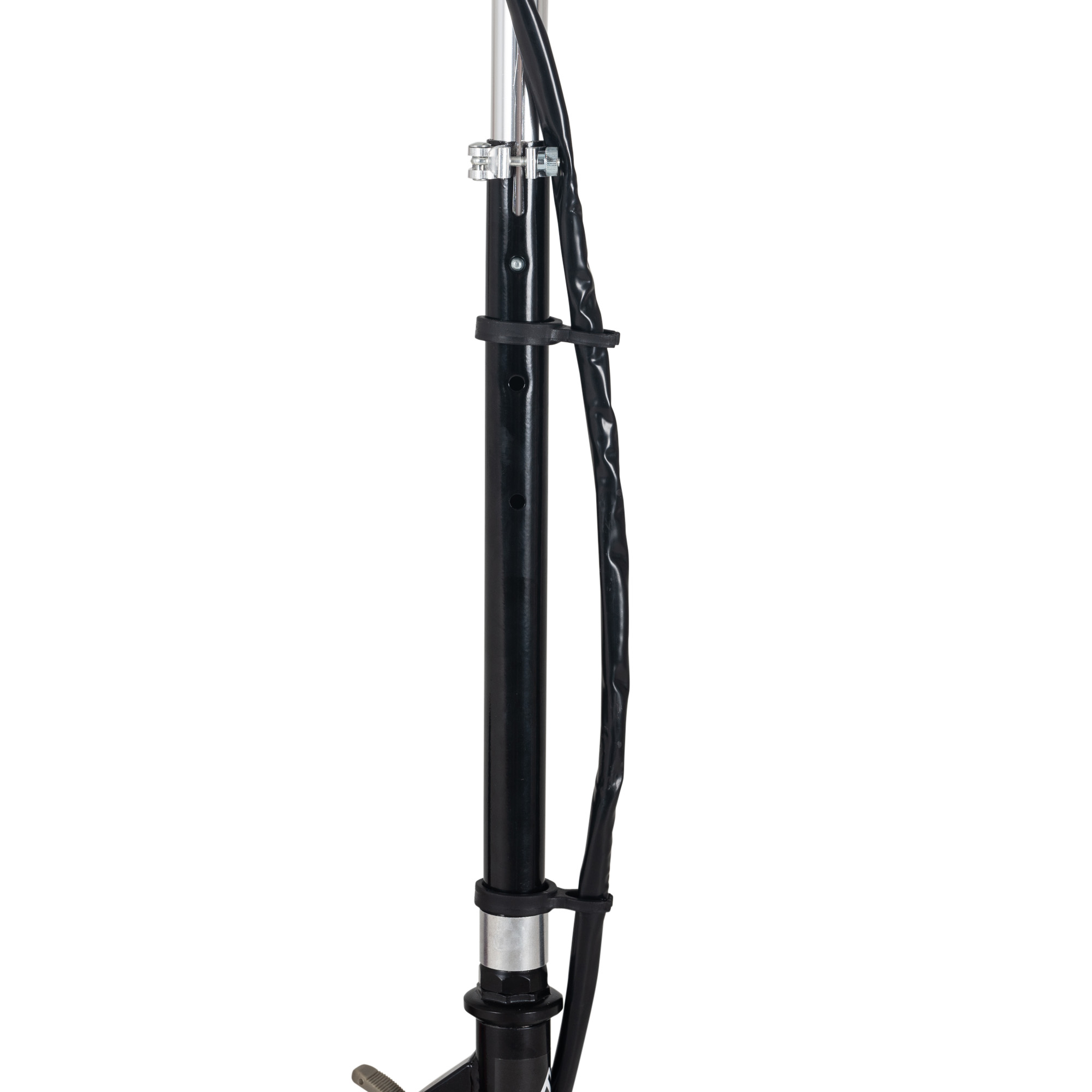 Poste de scooter negro con cable negro adjunto. Fondo blanco.