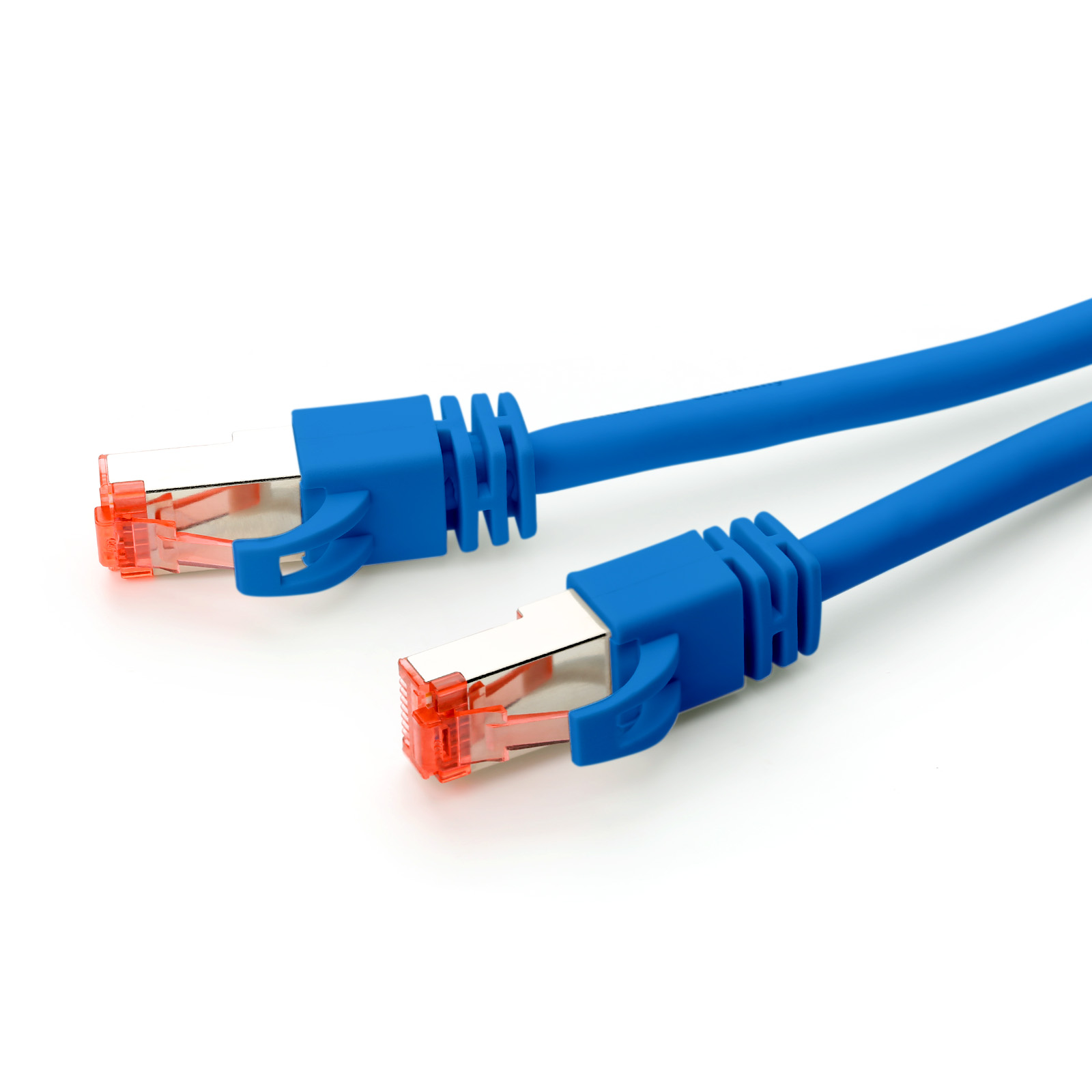 Zwei blaue Ethernet-Kabel mit orangefarbenen transparenten Steckern auf weißem Grund.