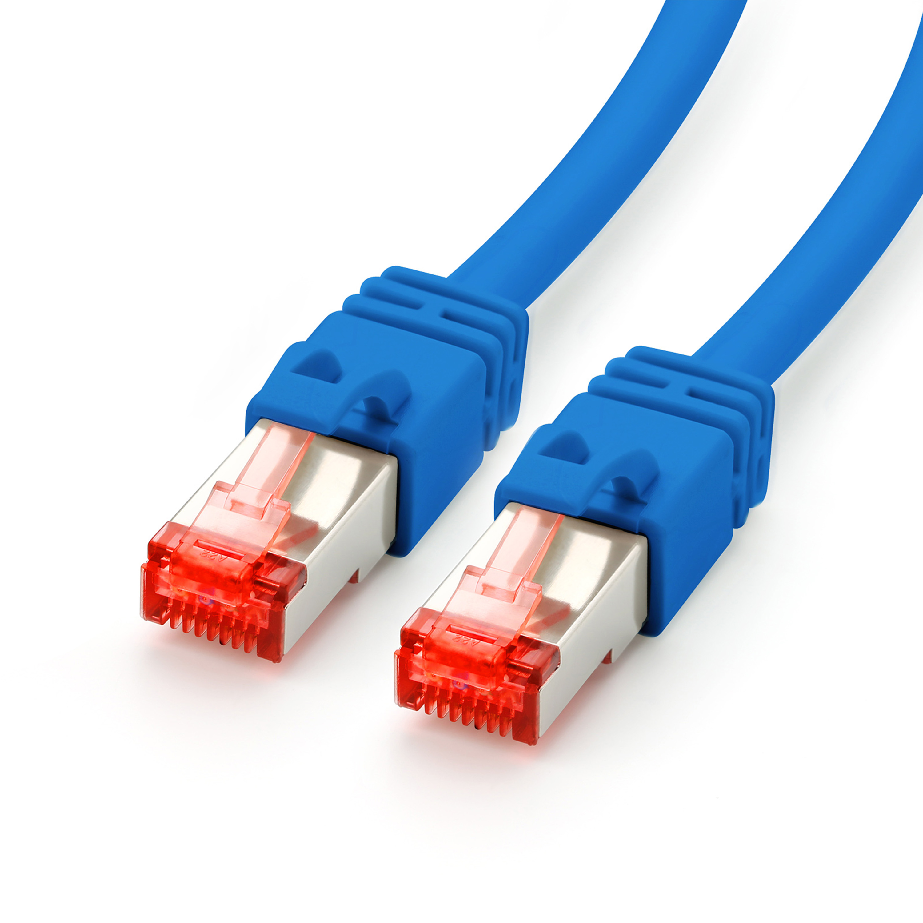 Blaues Ethernet-Kabel mit roten Steckern. Isoliert auf weißem Hintergrund.
