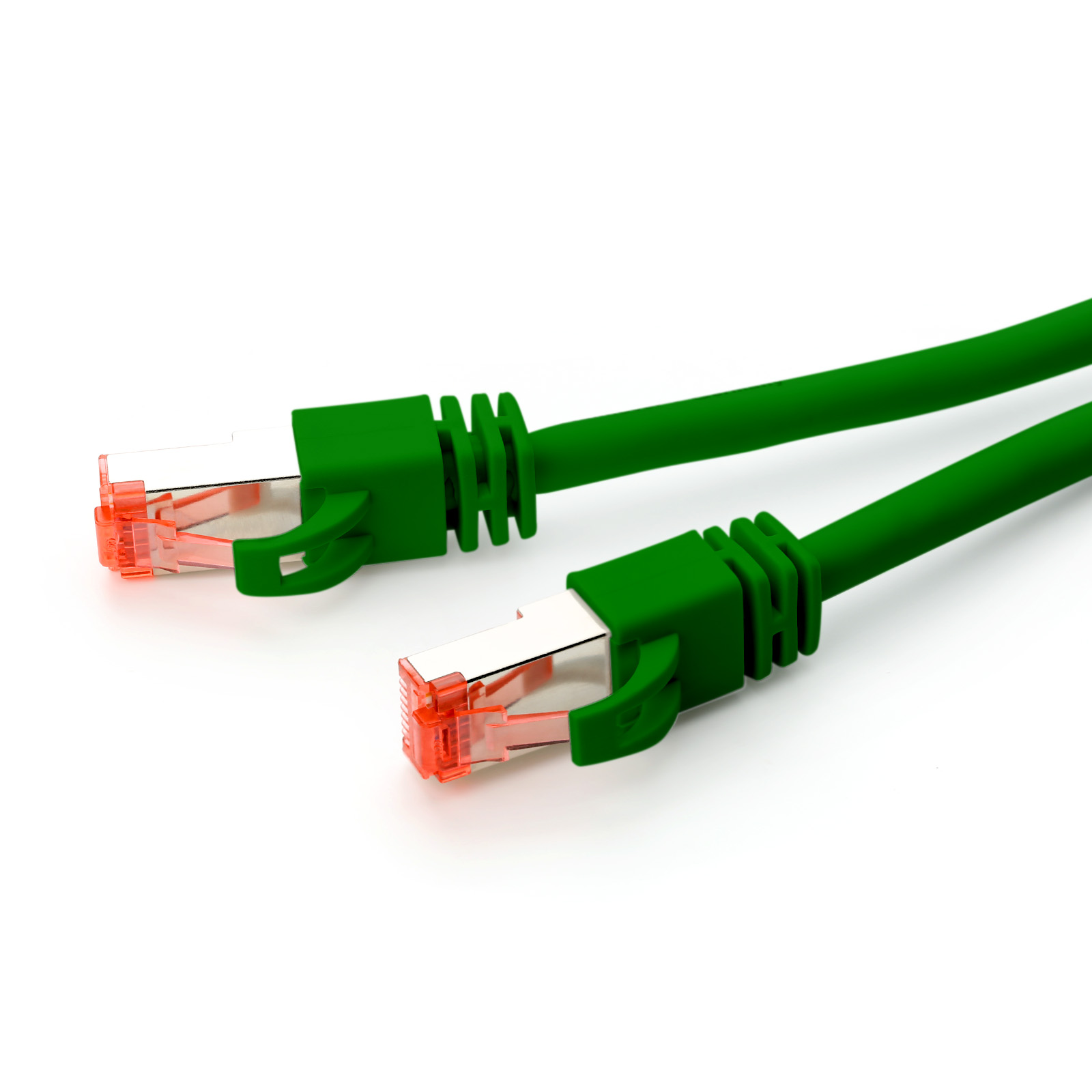 Zwei grüne Netzwerkkabel mit orangenen Steckern vor weißem Hintergrund.
