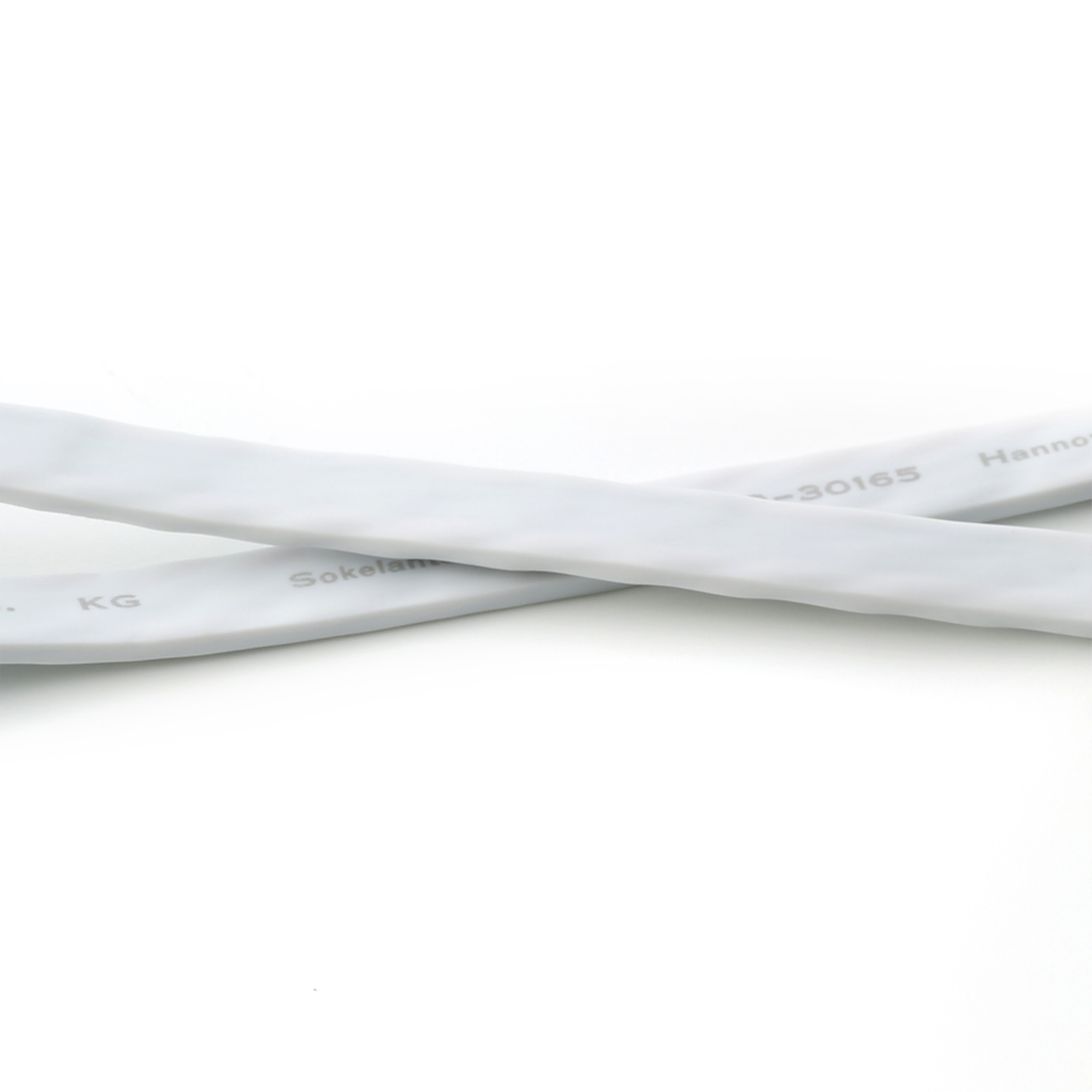 Weißes Kabel mit Text darauf. Weißer Hintergrund.