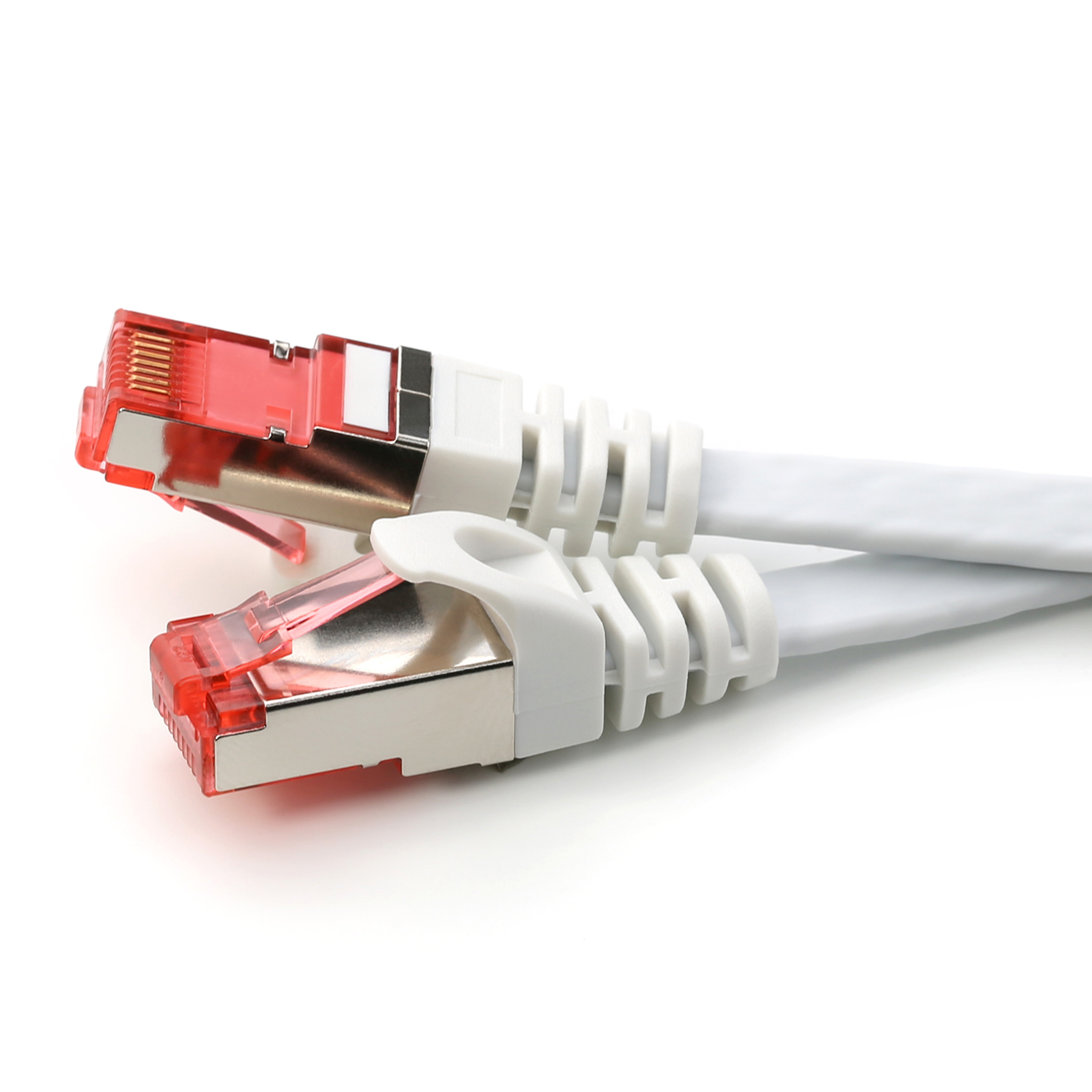 Zwei weiße Netzwerkkabel mit roten Steckern. Weißer Hintergrund.