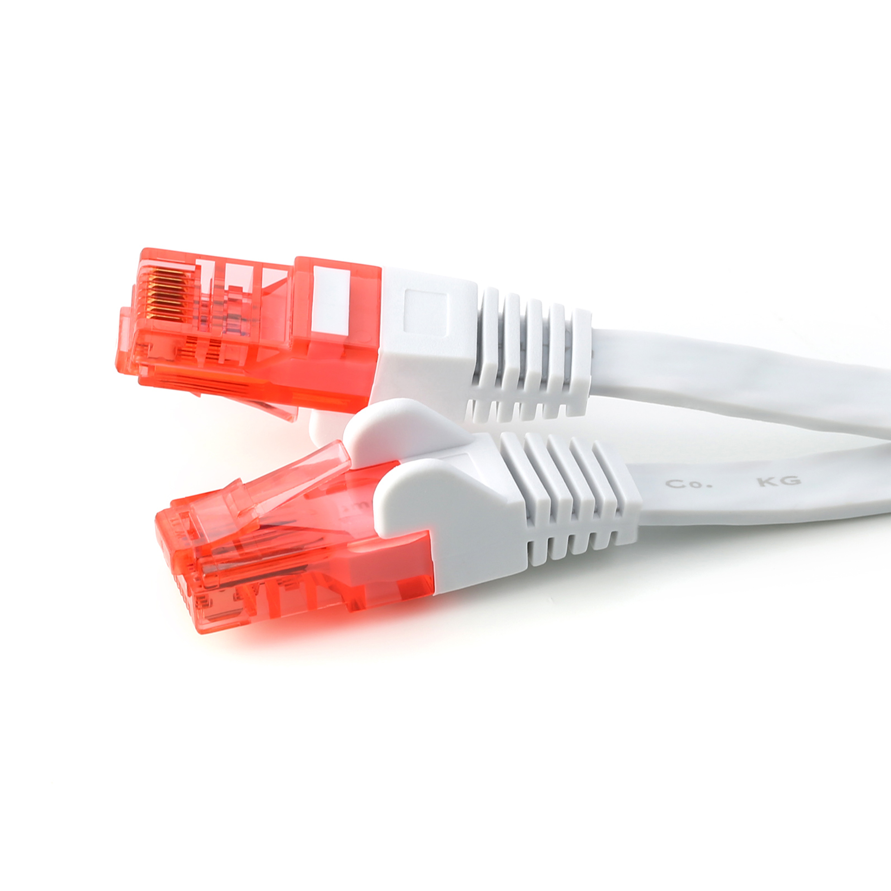 Weiße Netzwerkkabel mit orangefarbenen Steckern, weißer Hintergrund.