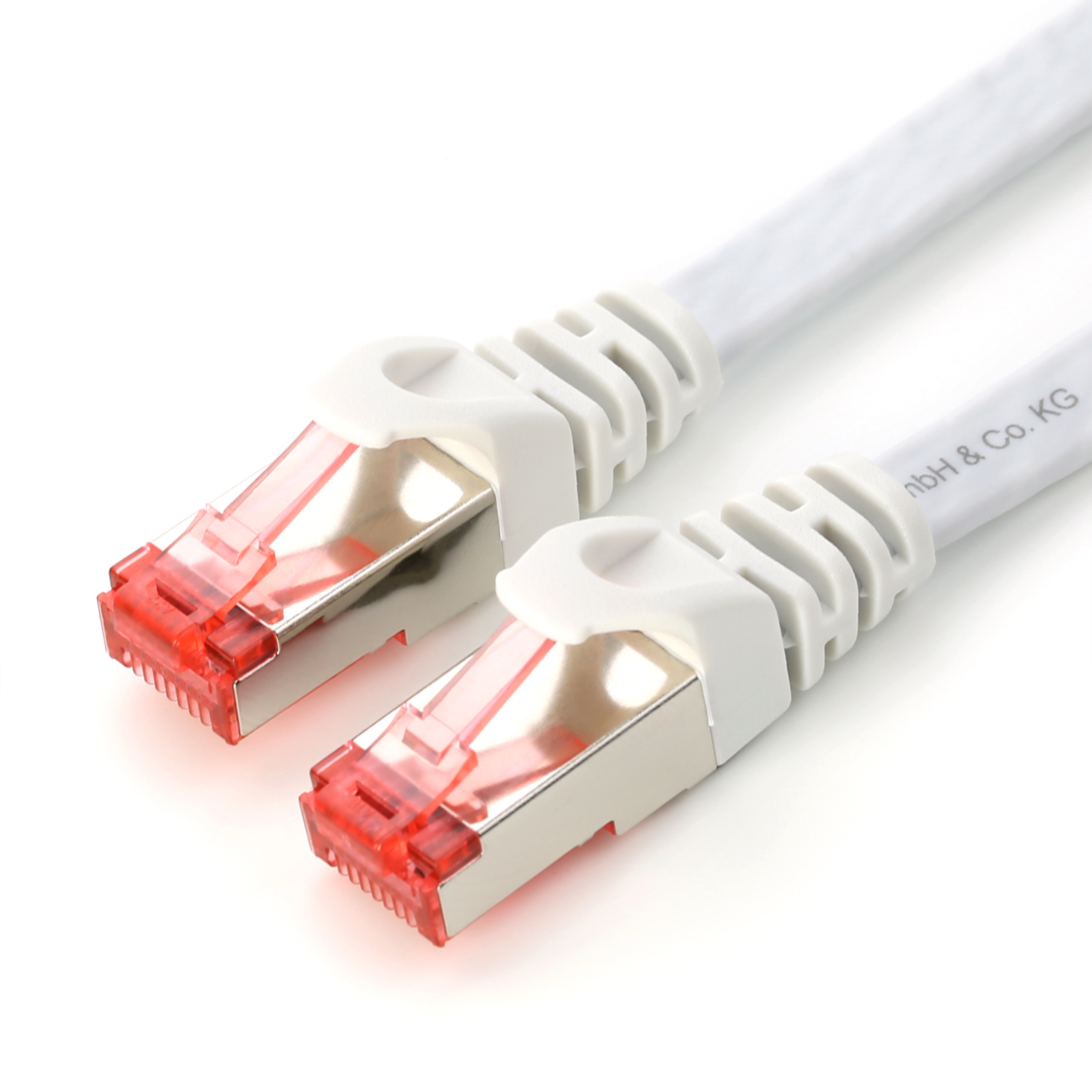 Zwei weiße Netzwerkkabel mit roten Steckern vor weißem Hintergrund, Nahaufnahme.