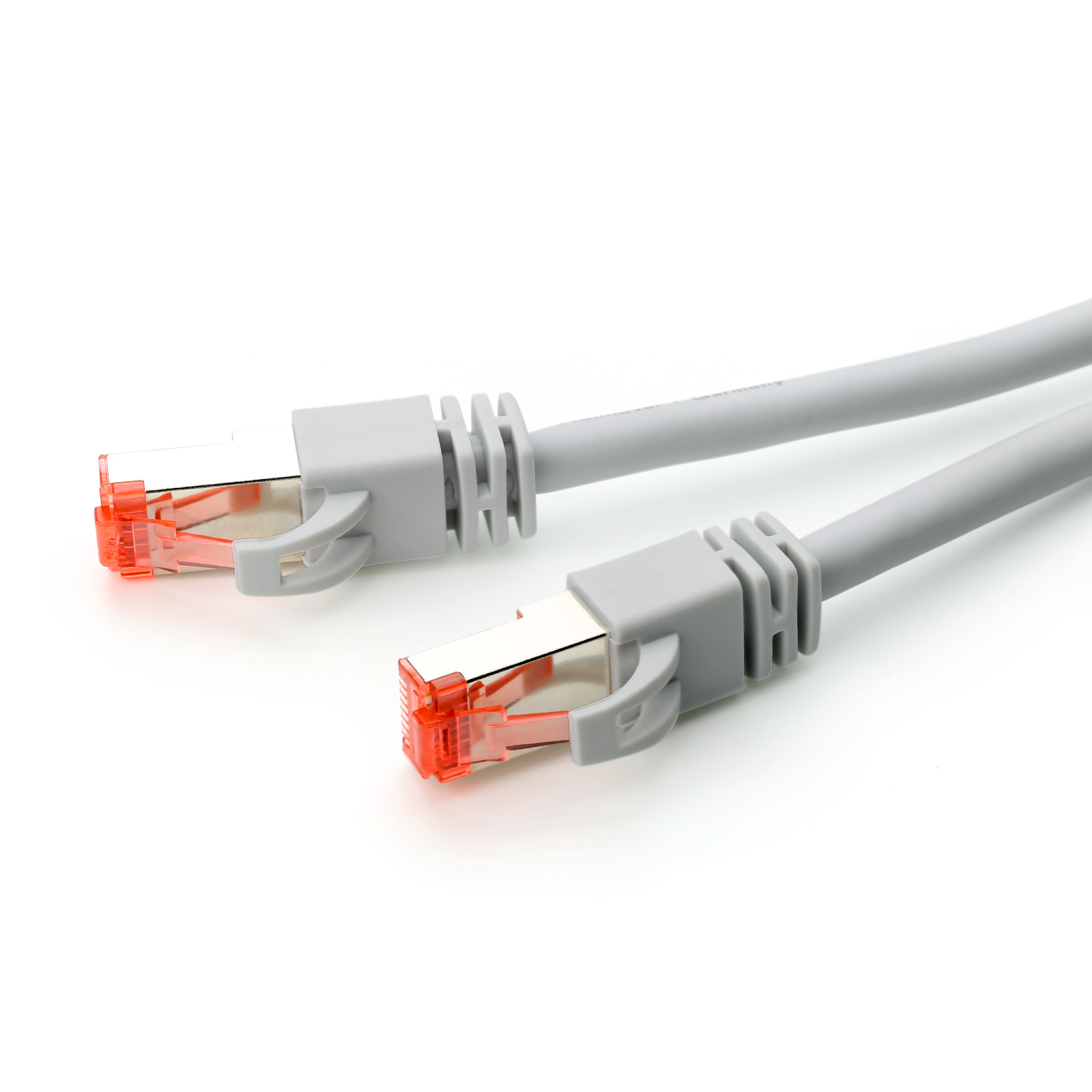 Zwei graue Netzwerkkabel mit roten Steckern. Kabel auf weißem Hintergrund.