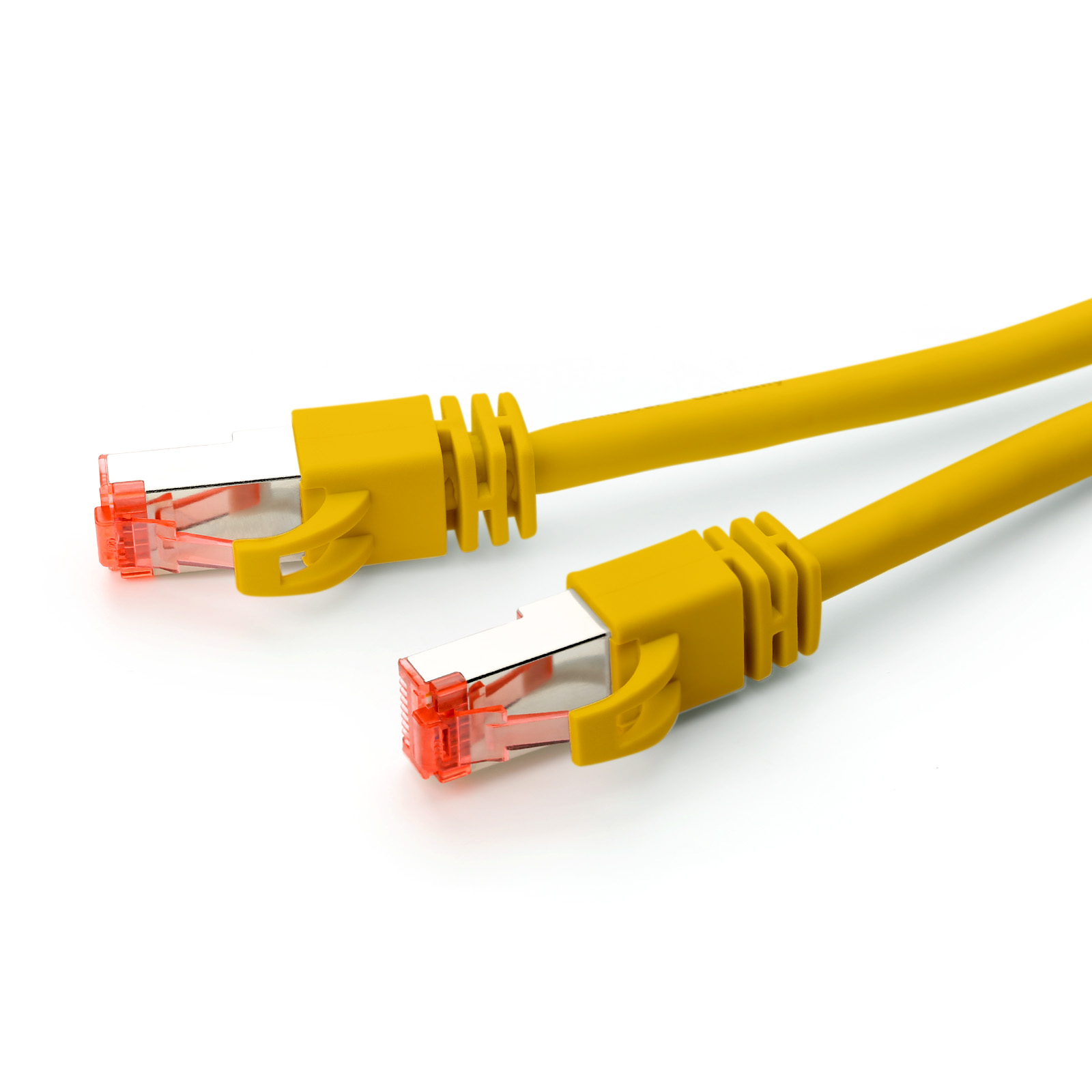 Zwei gelbe Netzwerkkabel mit roten Steckern auf weißem Untergrund, Nahaufnahme.