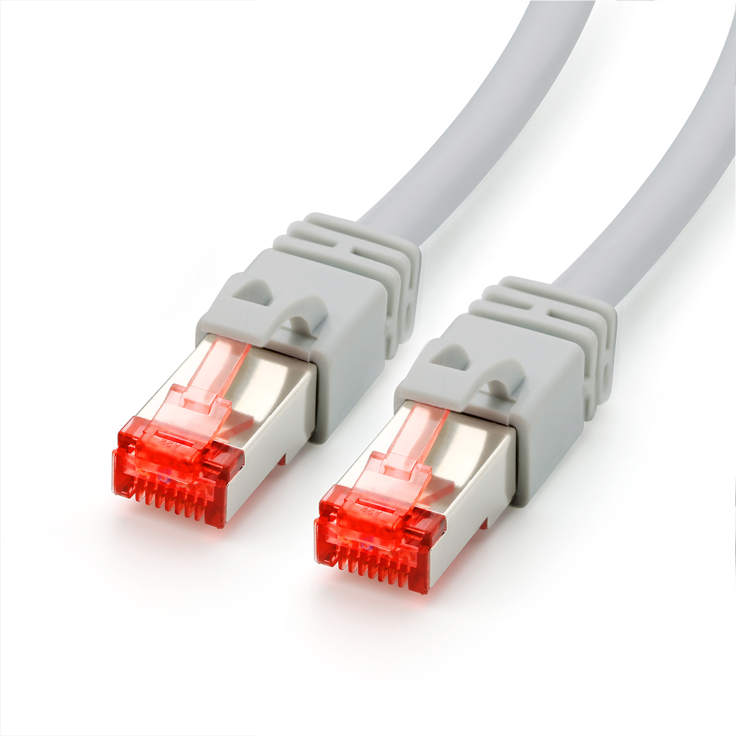 Zwei graue Netzwerkkabel mit roten Steckern, auf weißer Oberfläche betrachtet.
