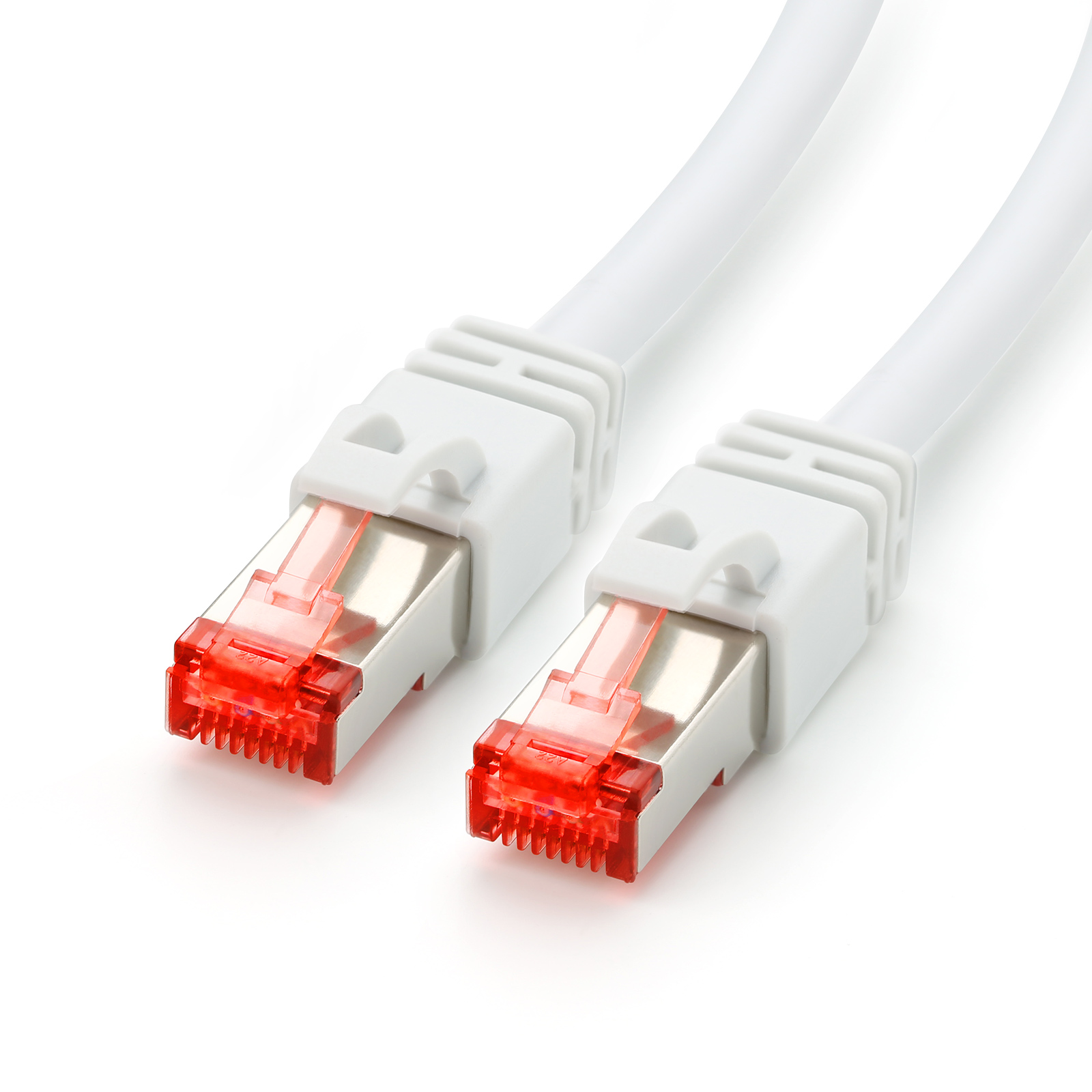 Weißes Ethernet-Kabel mit roten Steckern. Isoliert auf weißem Hintergrund.