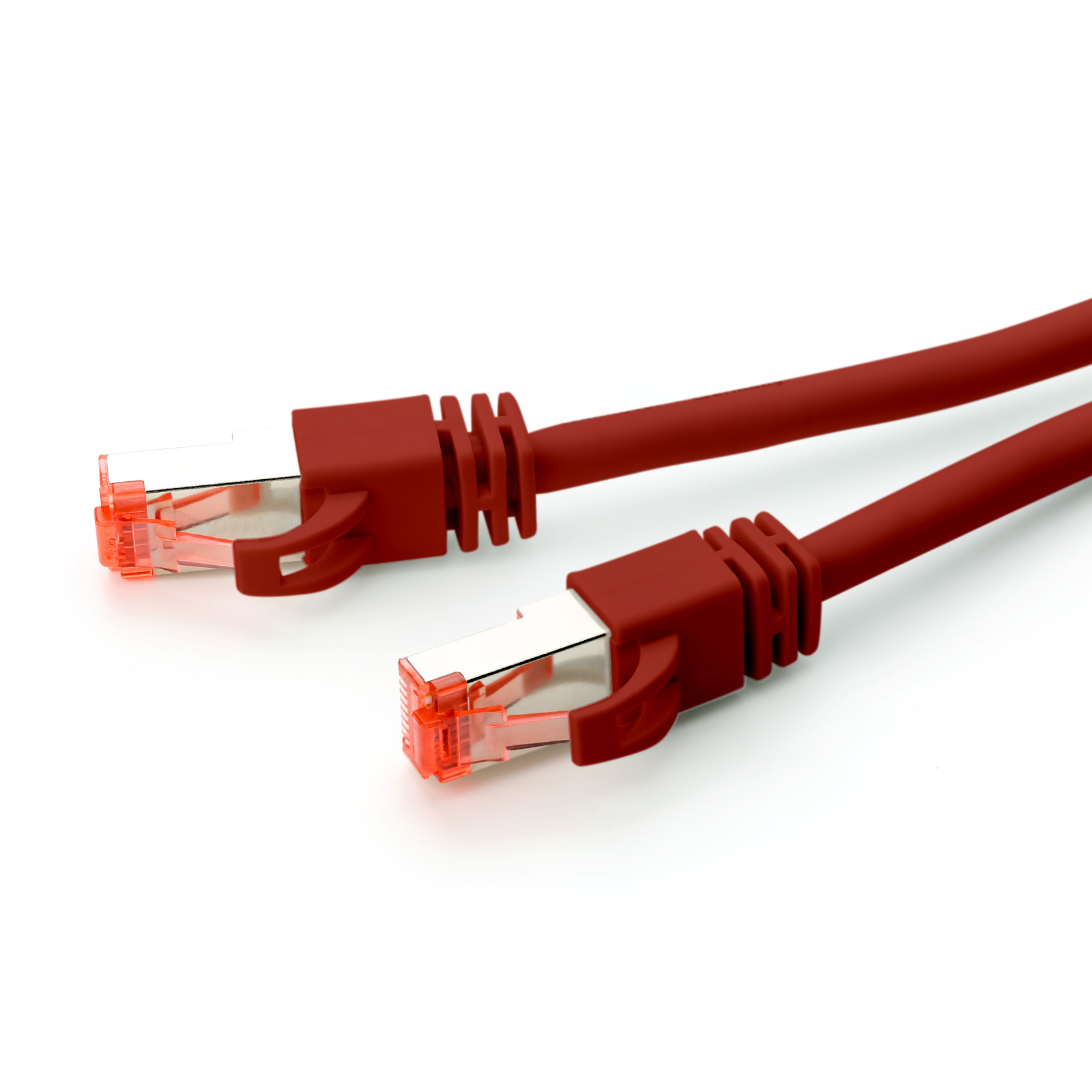 Zwei rote Netzwerkkabel mit Steckern auf weißem Hintergrund.