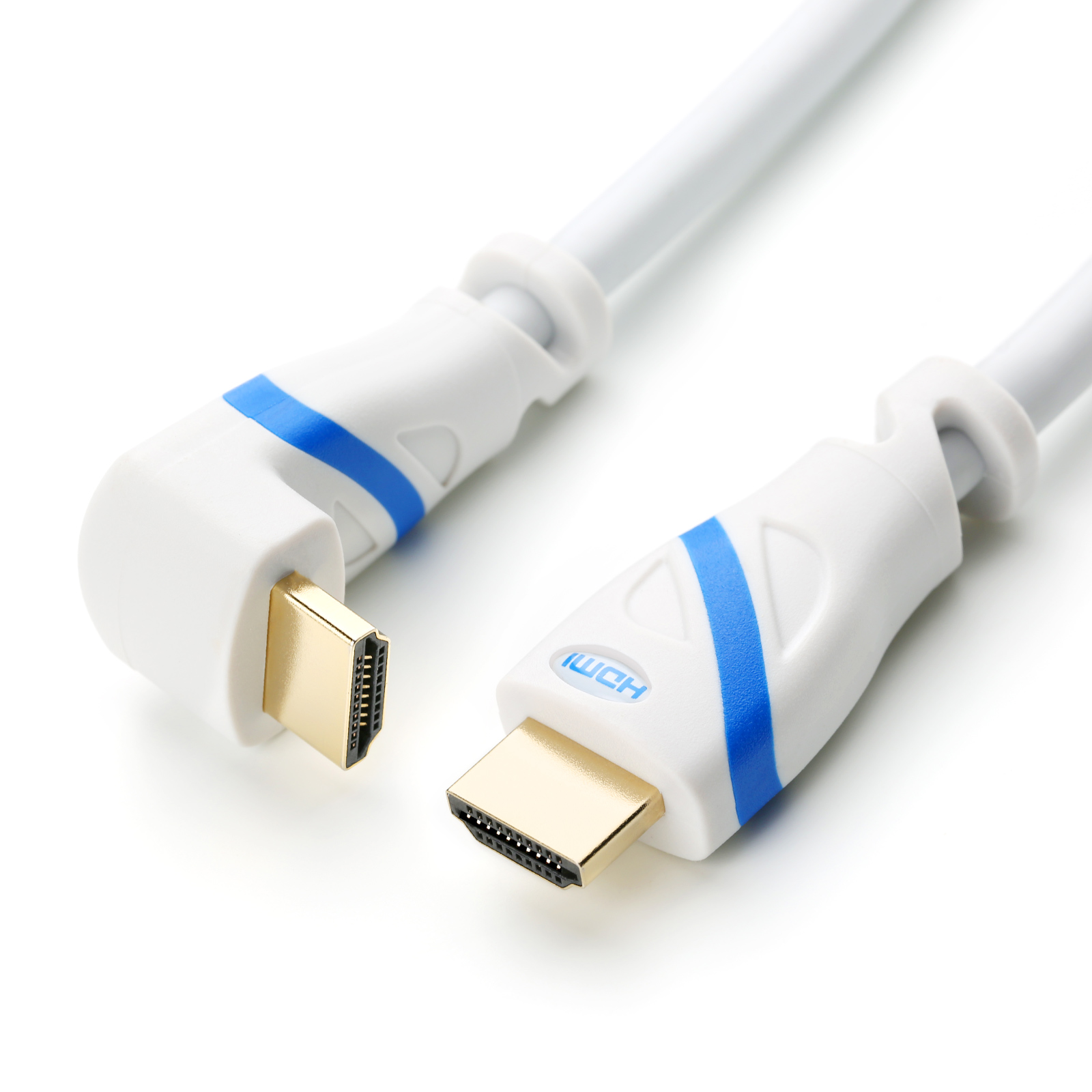 Weißes HDMI-Kabel mit blauen Akzenten, abgewinkelten Steckern, isoliert auf Weiß.