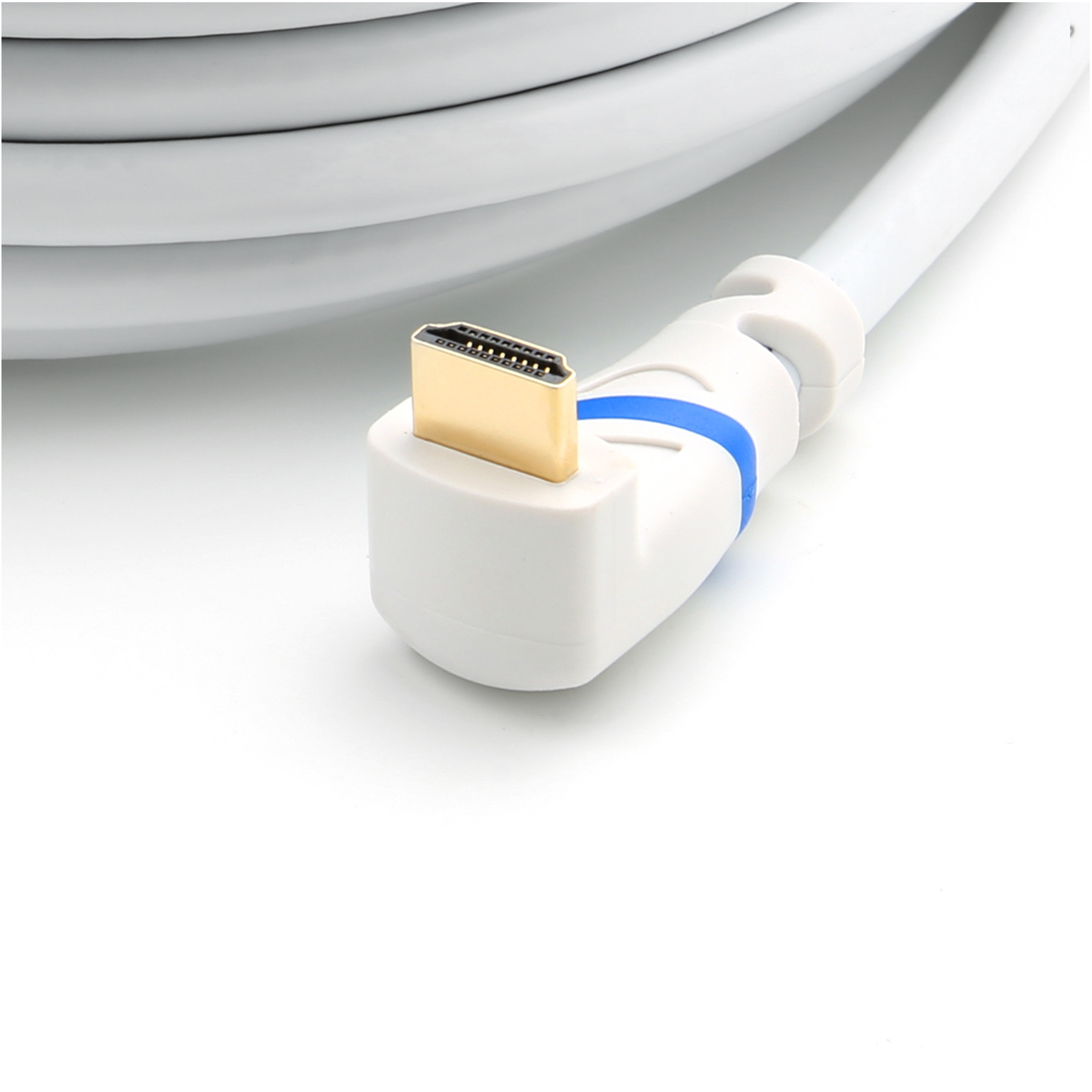 Weißer abgewinkelter HDMI-Kabelanschluss mit goldenem Ende und blauem Band, weißer Hintergrund.
