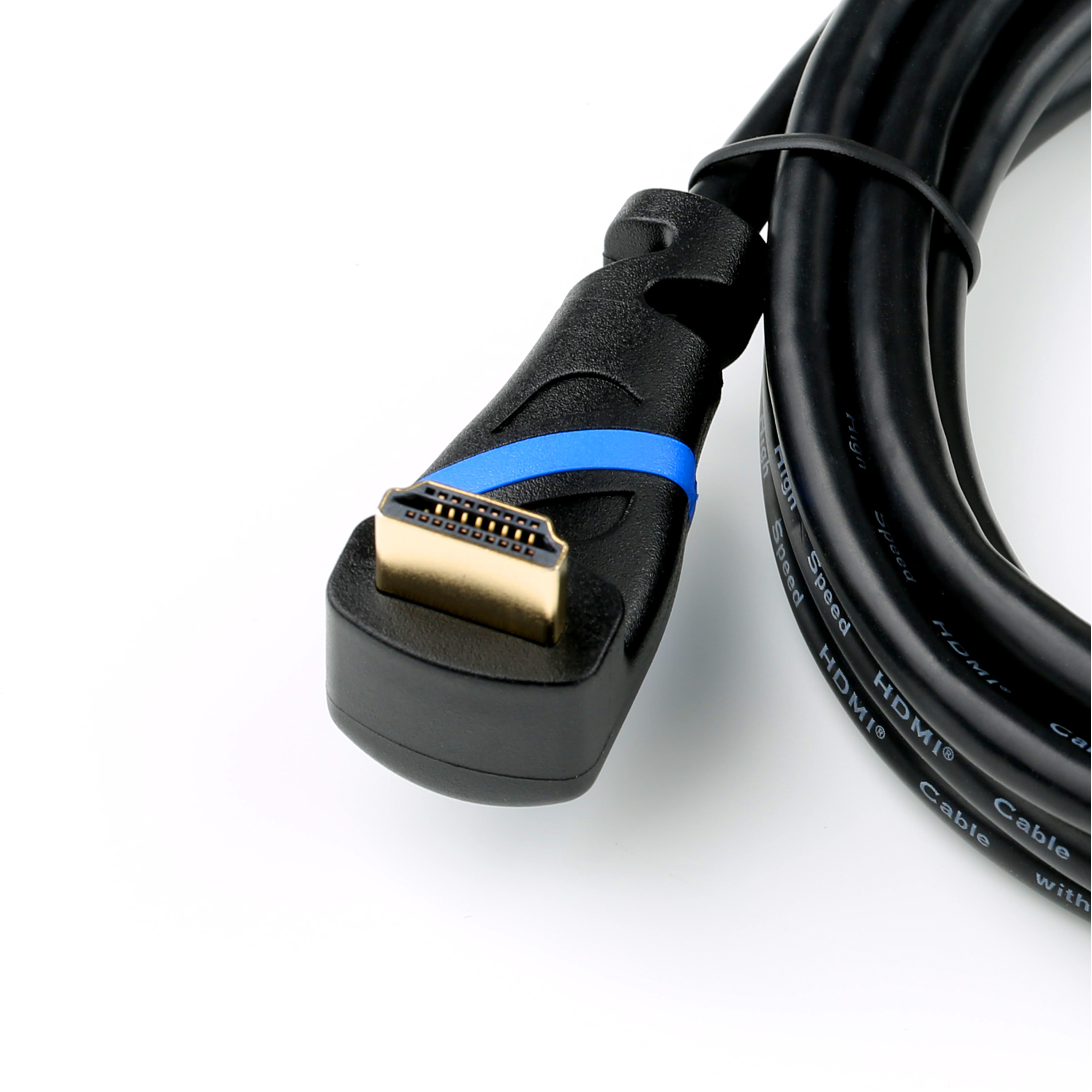 Ein schwarzes HDMI-Kabel mit einem Stecker. Der Stecker ist blau und gold.