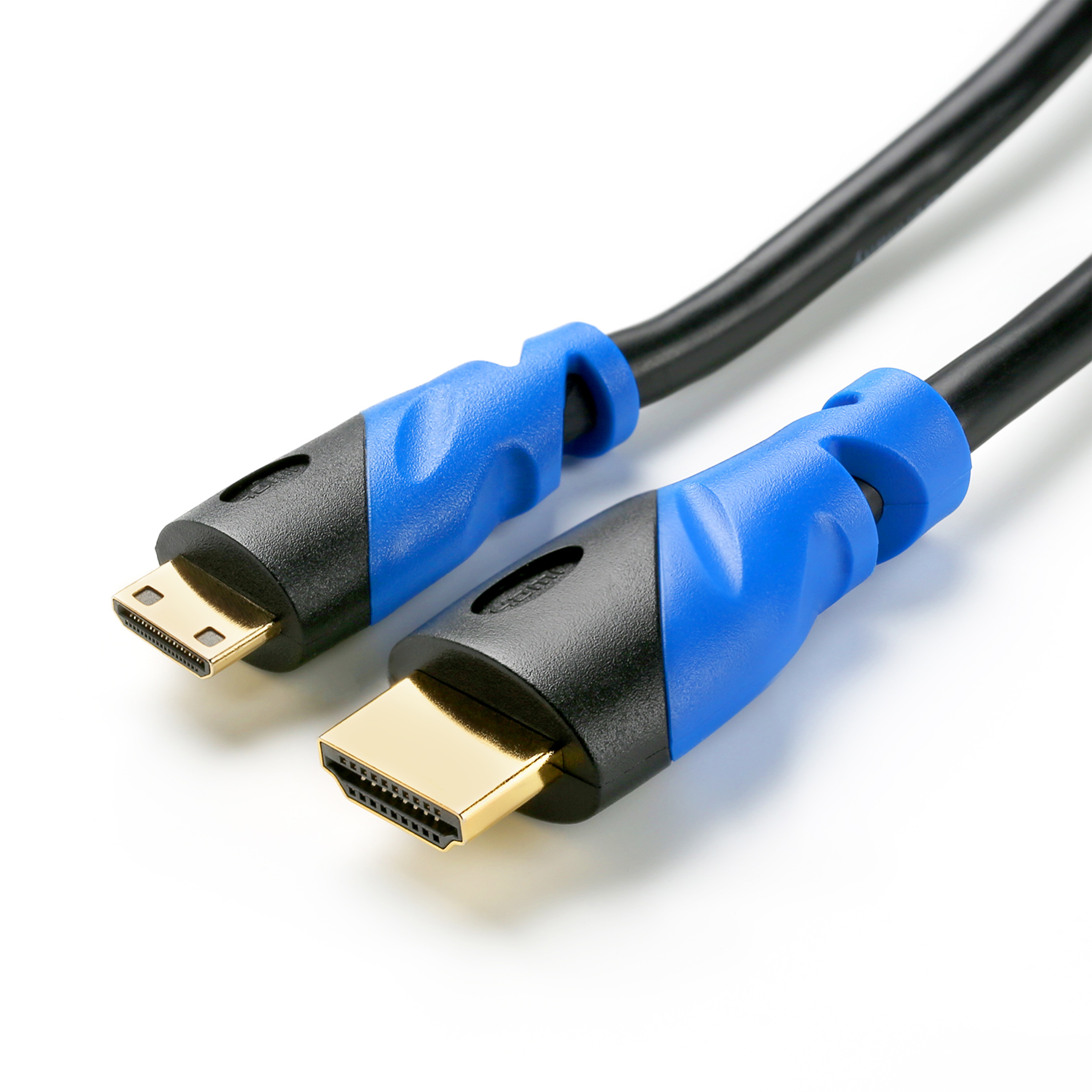 Schwarzes HDMI-Kabel mit blauen Akzenten und goldenen Steckern. Weißer Hintergrund.