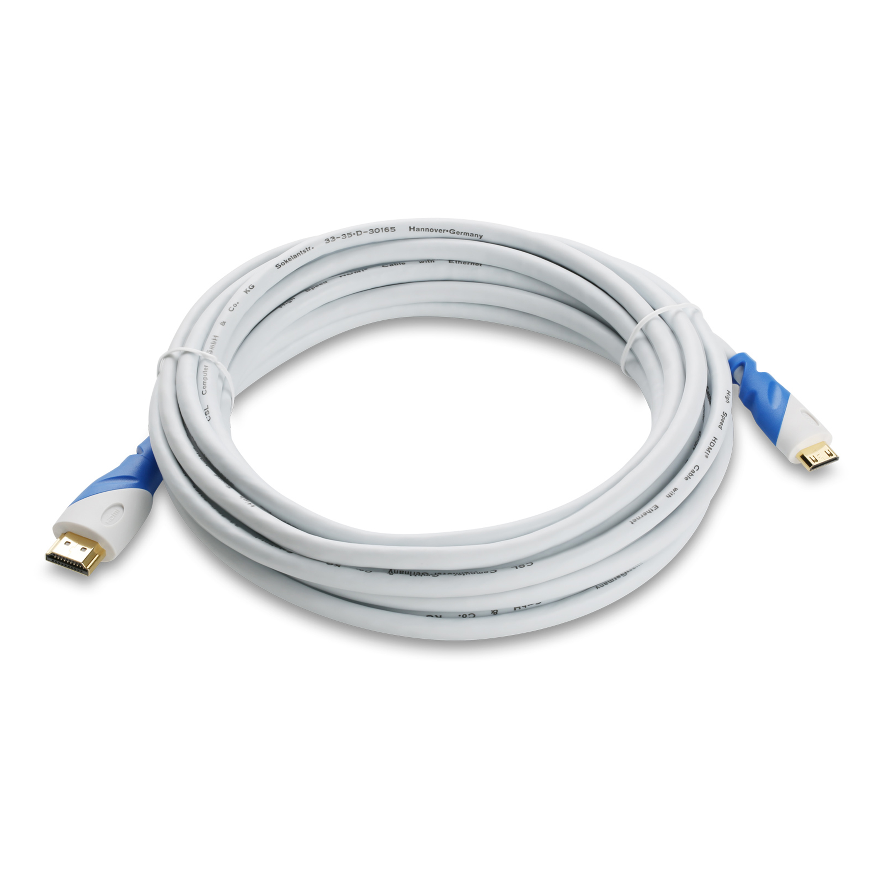 Weißes HDMI-Kabel mit blauen und goldenen Steckern, auf weißer Oberfläche aufgerollt.