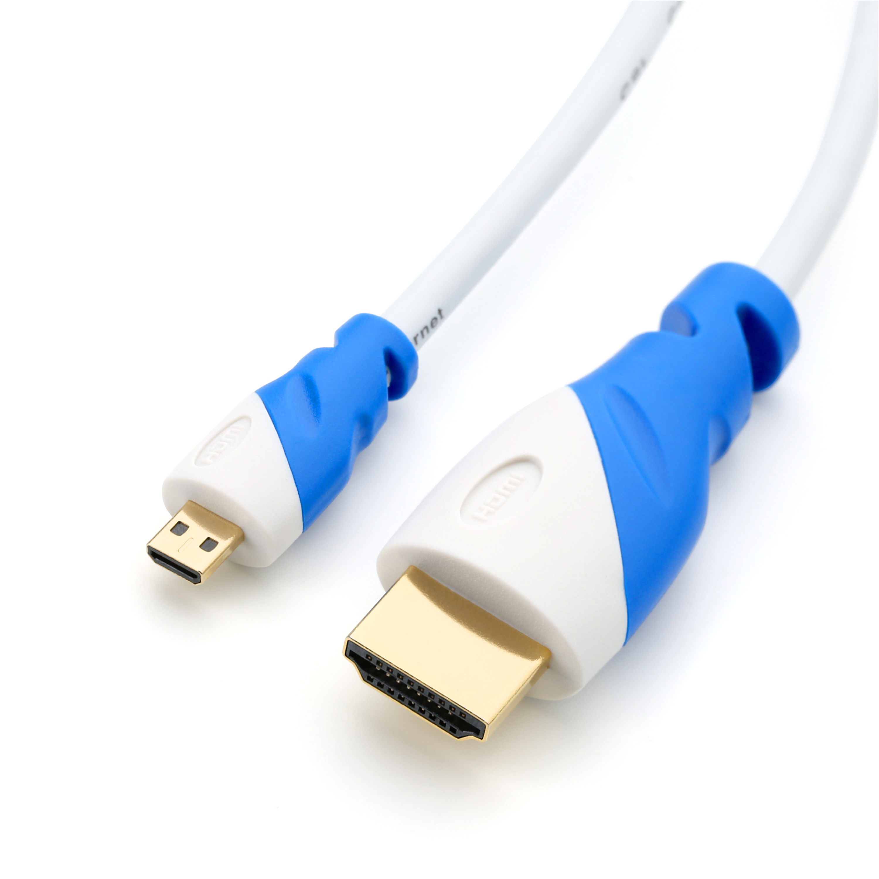 Weißes Kabel mit blauem Abschnitt und Mini- und Standard-HDMI-Anschluss, weißer Hintergrund.