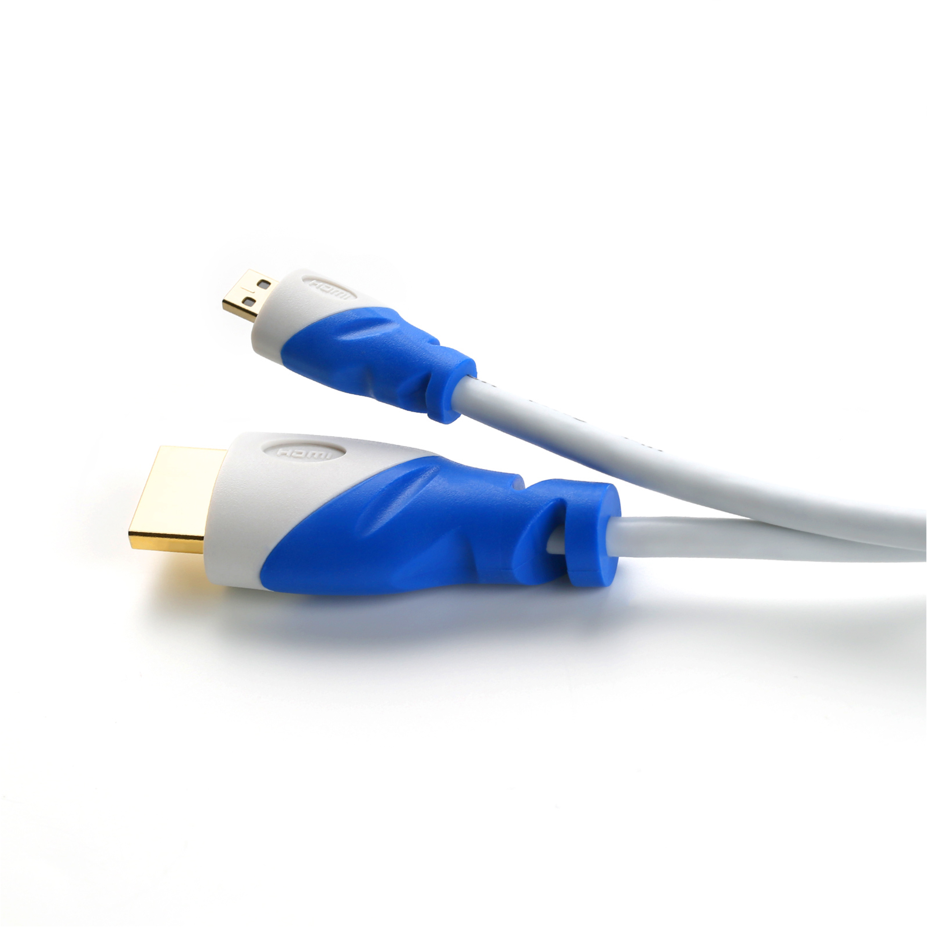 Zwei HDMI-Kabel mit Goldsteckern. Weißes und blaues Farbschema. Nahaufnahme auf weißem Hintergrund.