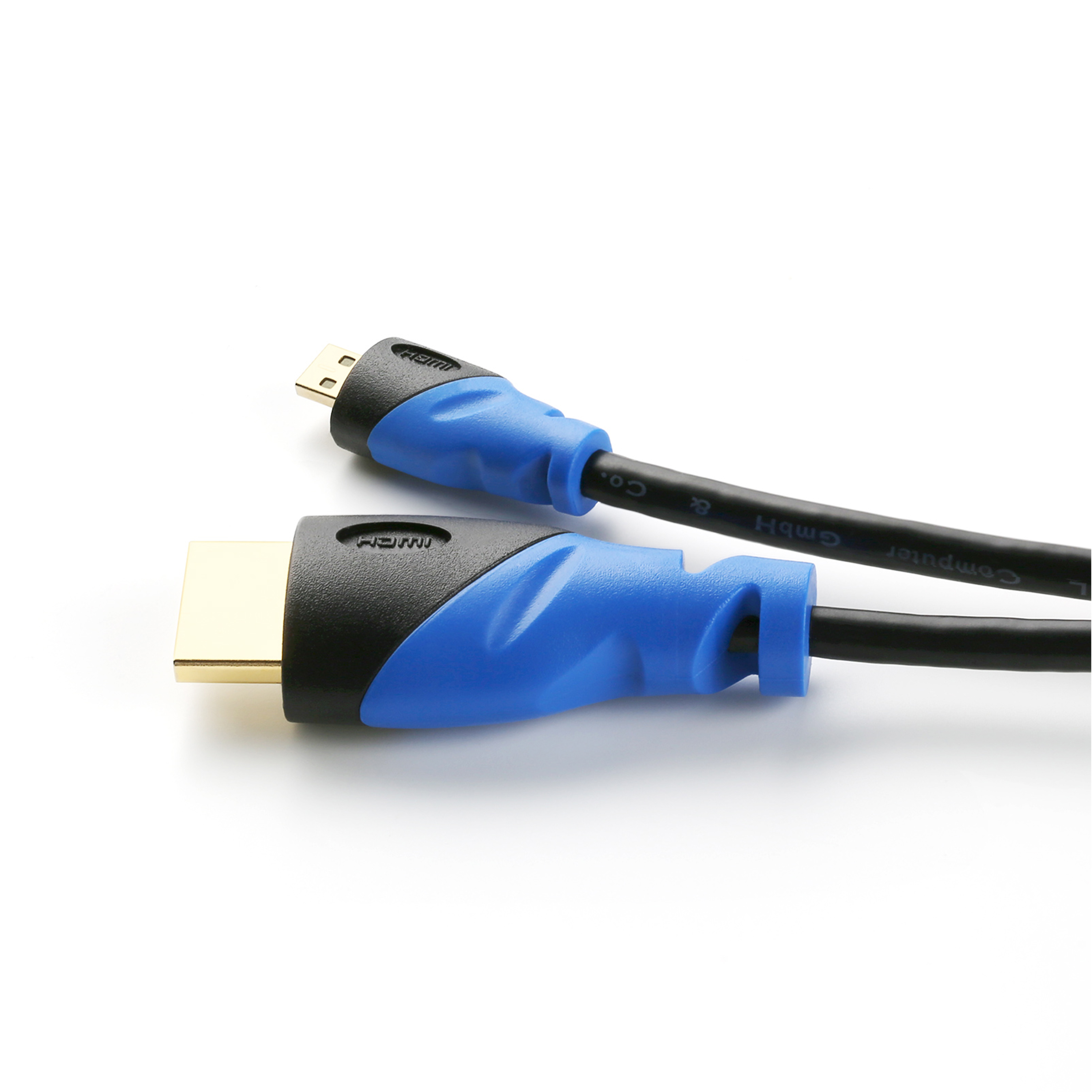 Schwarzes HDMI-Kabel mit blauen Akzenten und goldenen Steckern. Es ist auf weißem Hintergrund.