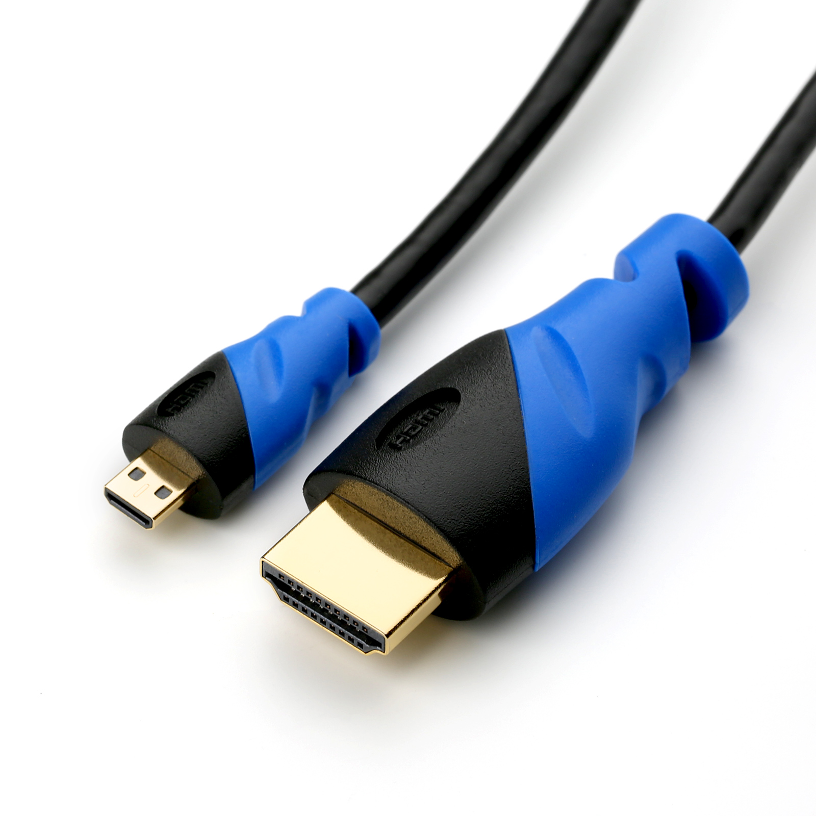 Schwarzes und blaues HDMI-Kabel mit Micro-USB-Anschluss auf weißem Grund.