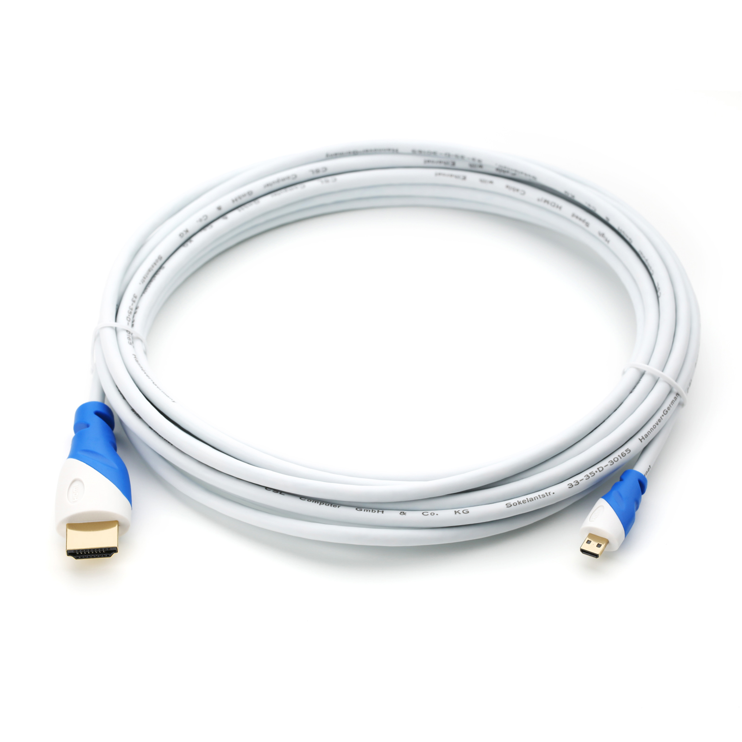 Weißes HDMI-Kabel mit blauen Steckern, auf weißer Oberfläche aufgerollt. Enden sind sichtbar.