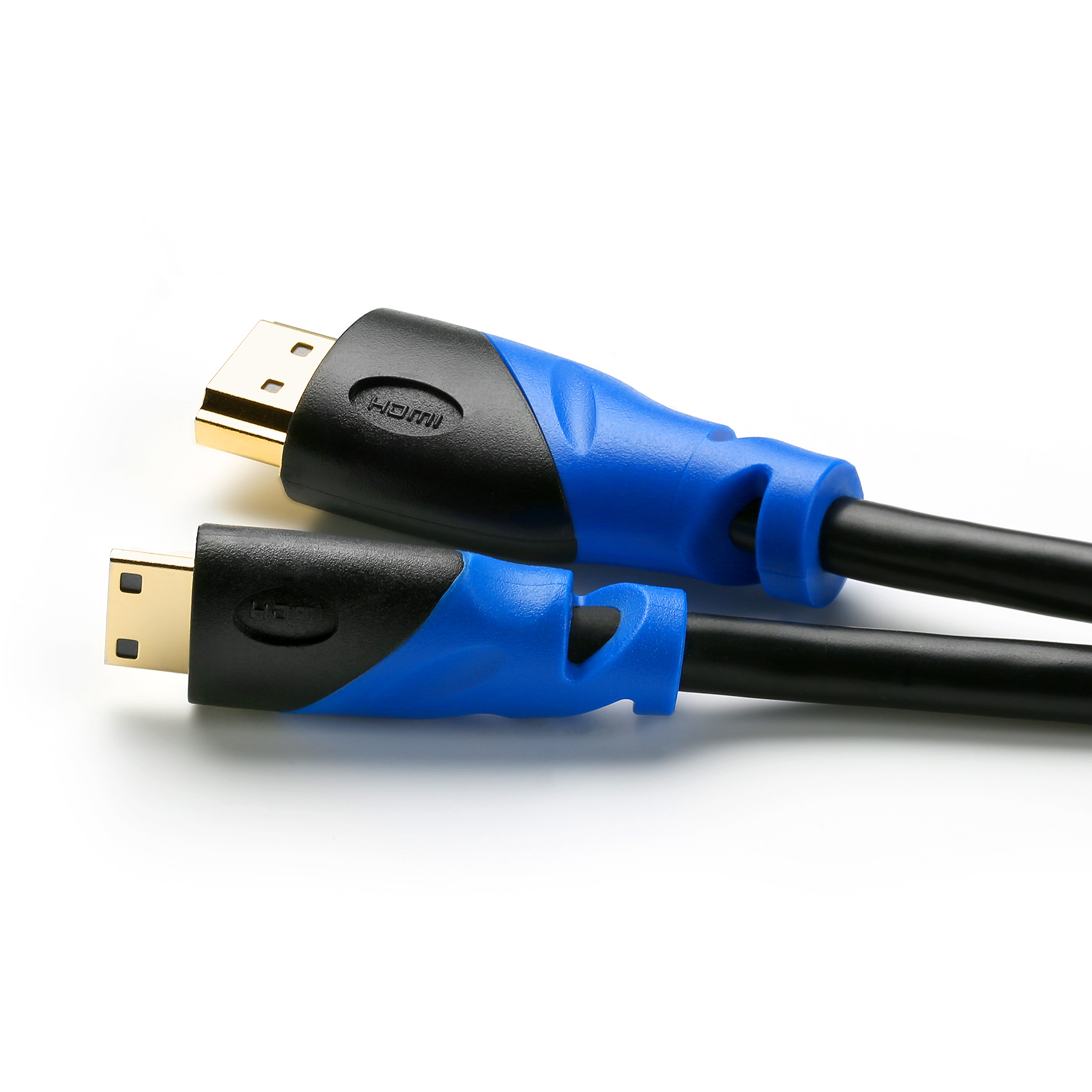 Zwei schwarze Kabel mit HDMI-Anschlüssen. Blaue Akzente an den Anschlüssen. Weißer Hintergrund.
