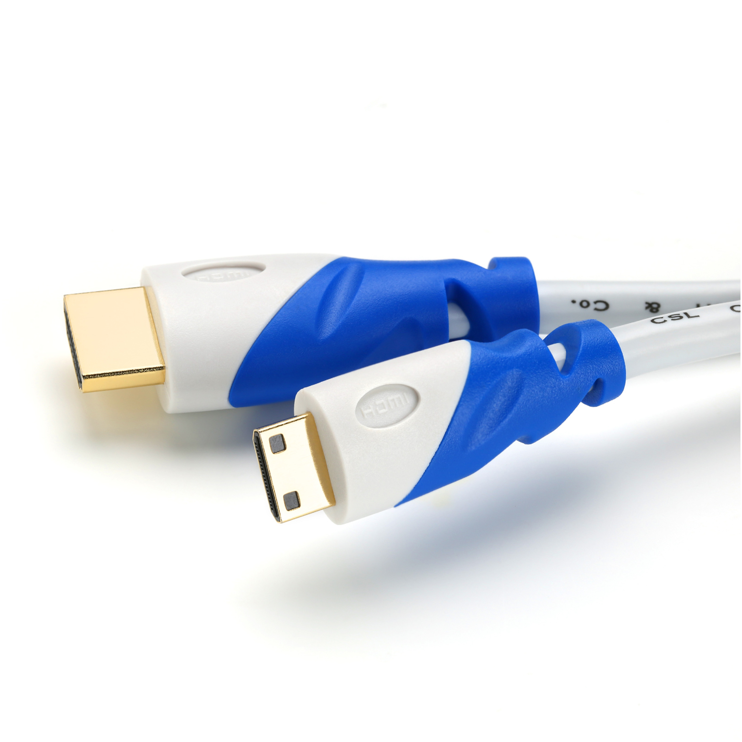 Zwei HDMI-Kabel. Eines hat blaues und weißes Plastik. Das andere hat einen goldenen Stecker.