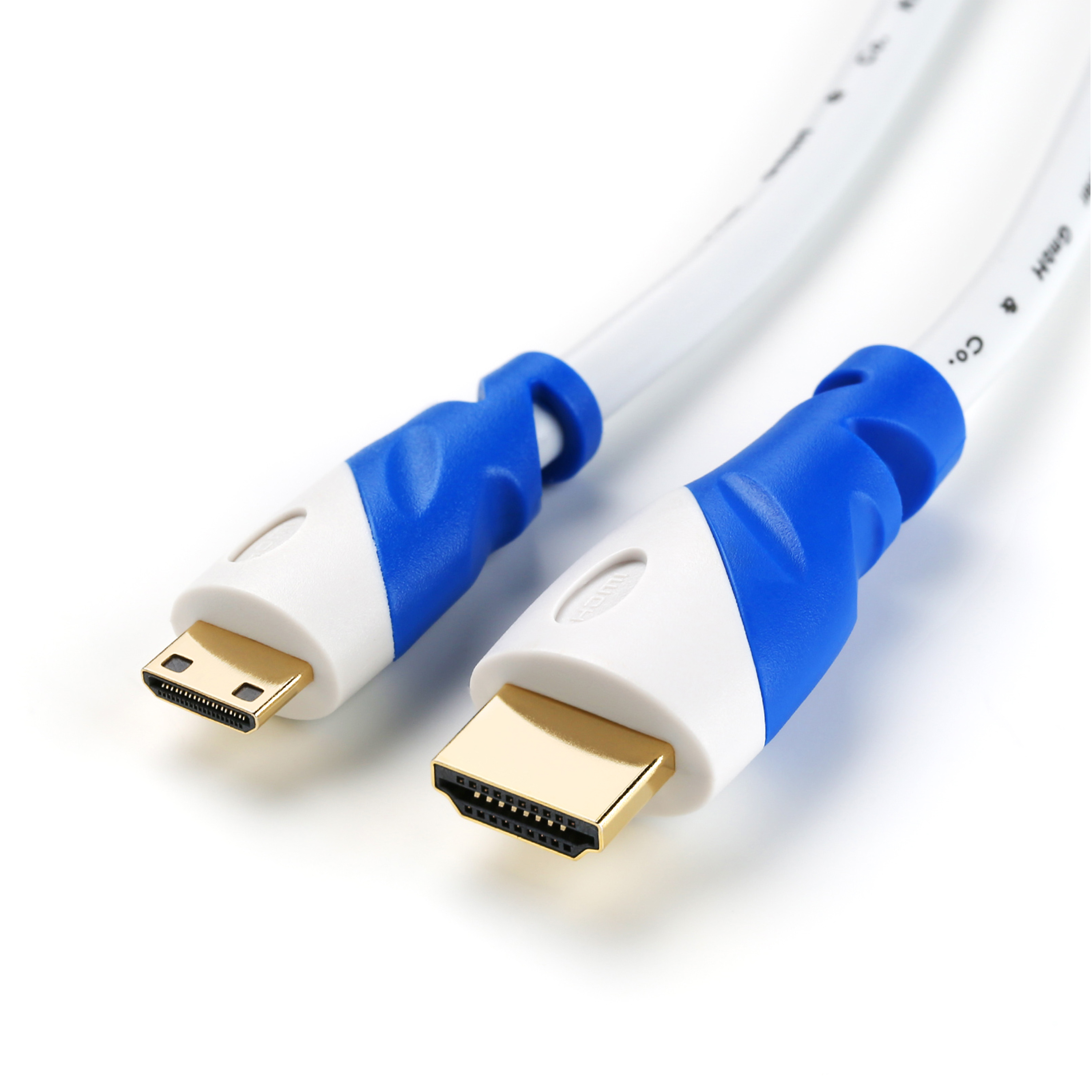 Weißes HDMI-Kabel, blaue Akzente, goldener Stecker, weißer Hintergrund.