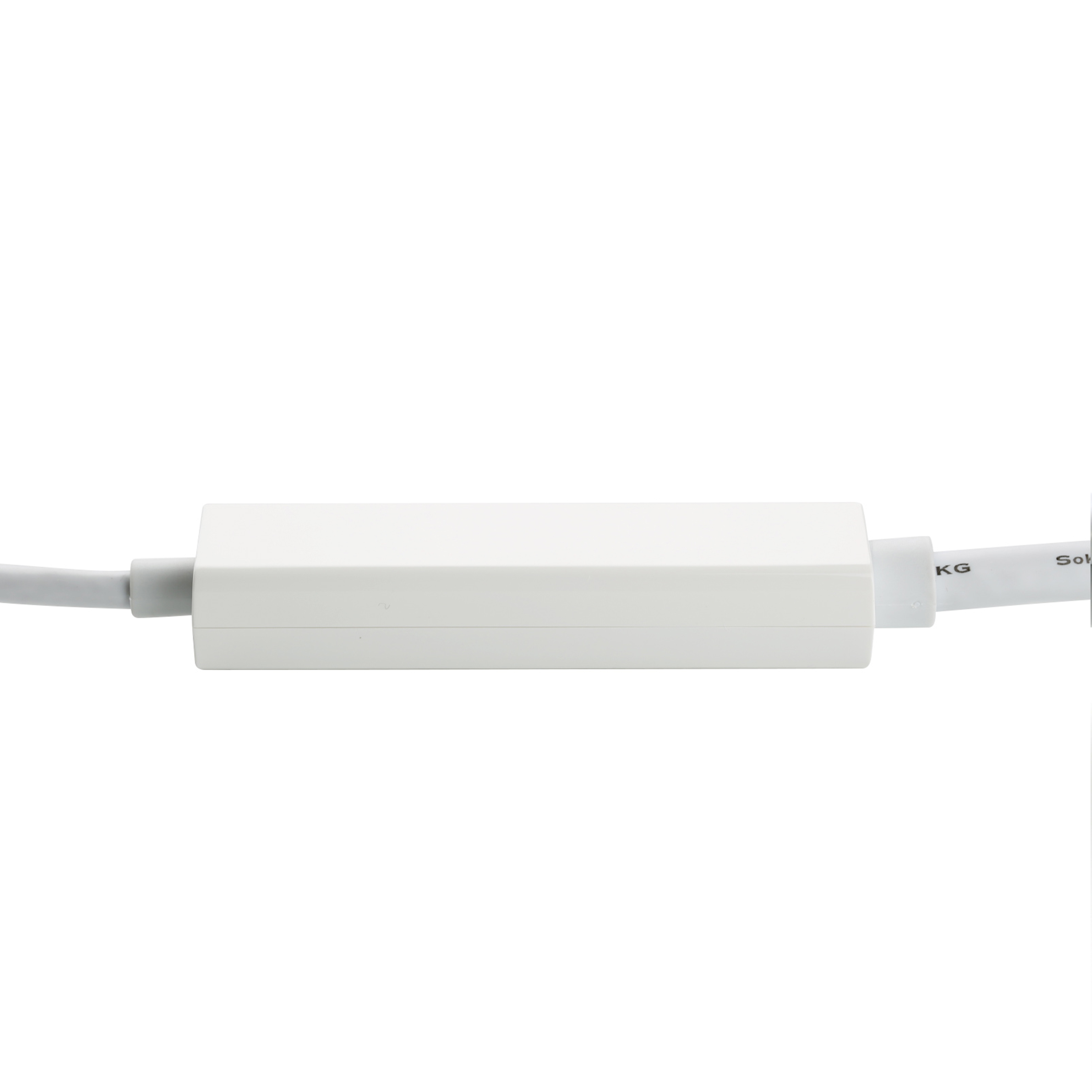 Ein weißer Netzadapter mit rechteckiger Form. Das Kabel ist weiß und grau.