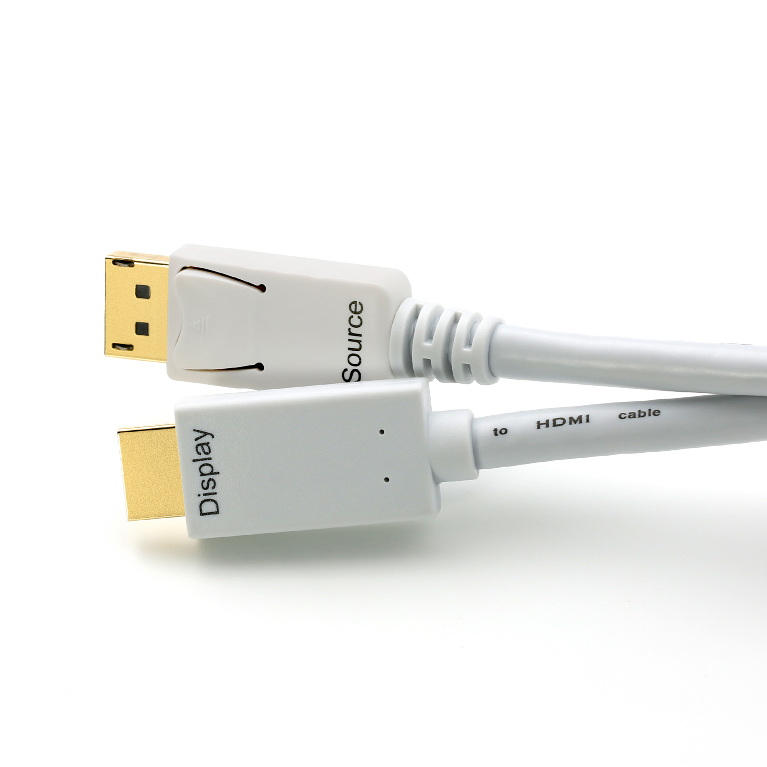 Weiße HDMI- und DisplayPort-Kabel mit Goldsteckern vor weißem Hintergrund.