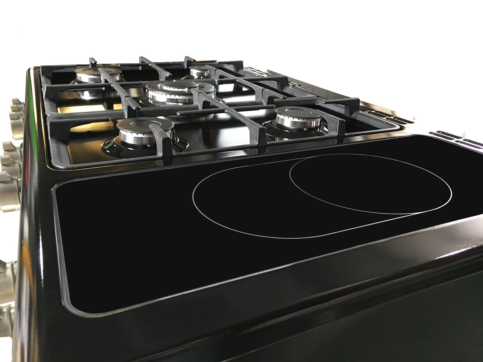 Primer plano de una cocina negra con quemadores. Dos quemadores visibles. Cocina brillante.