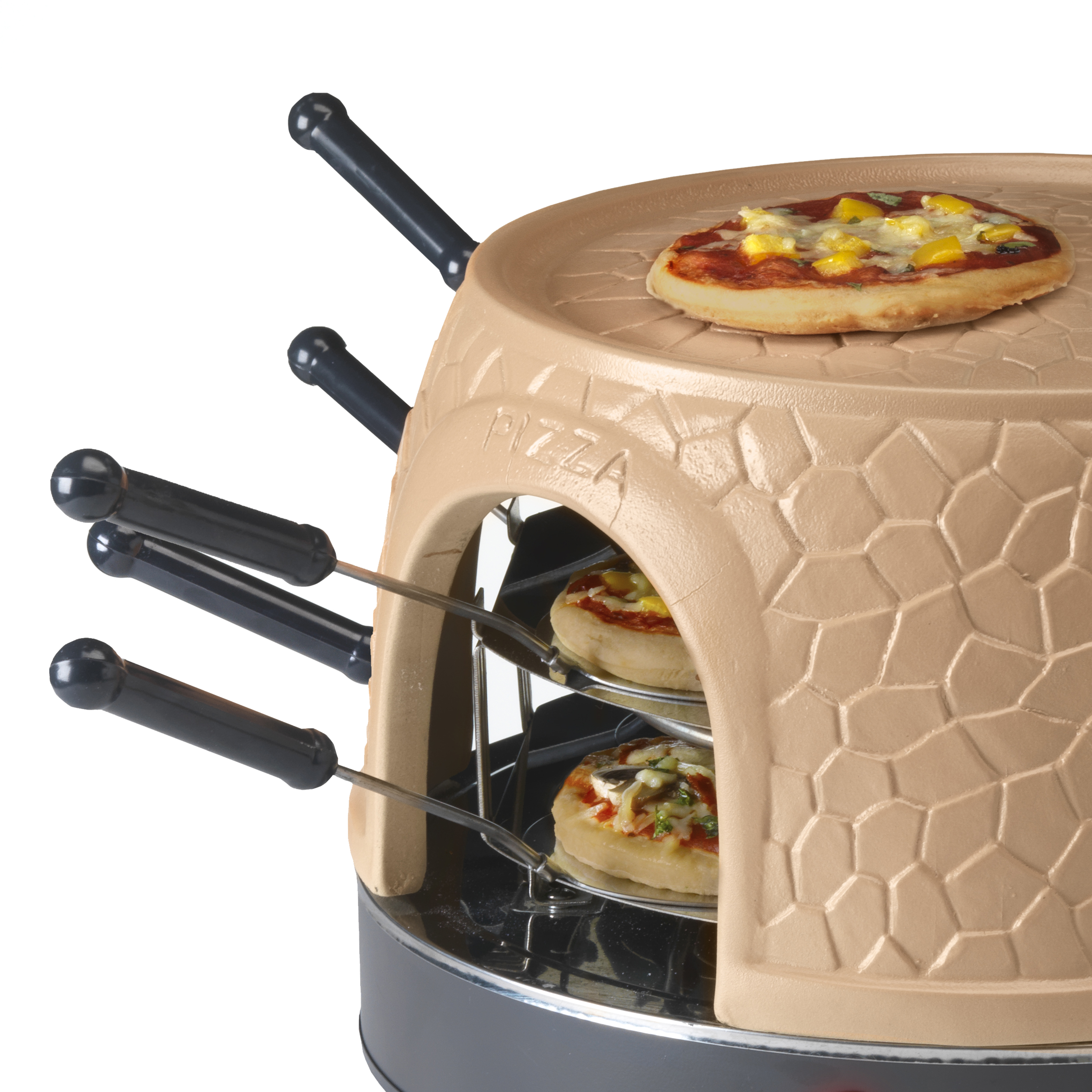 Un forno per pizza beige con tre pizze all'interno e una pizza sopra, sfondo bianco.