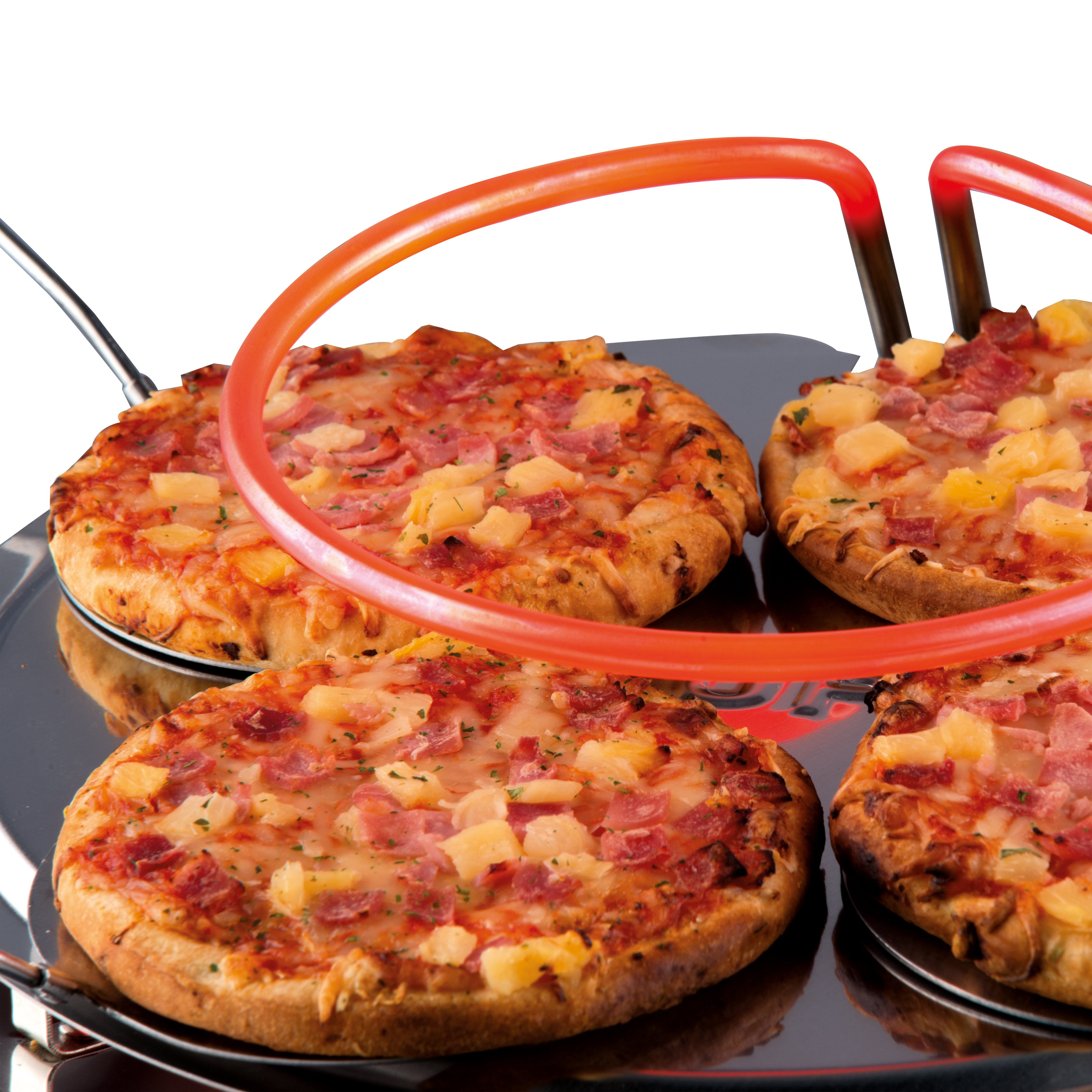 Quattro piccole pizze su un vassoio di metallo con un anello rosso, pronte per essere cucinate.