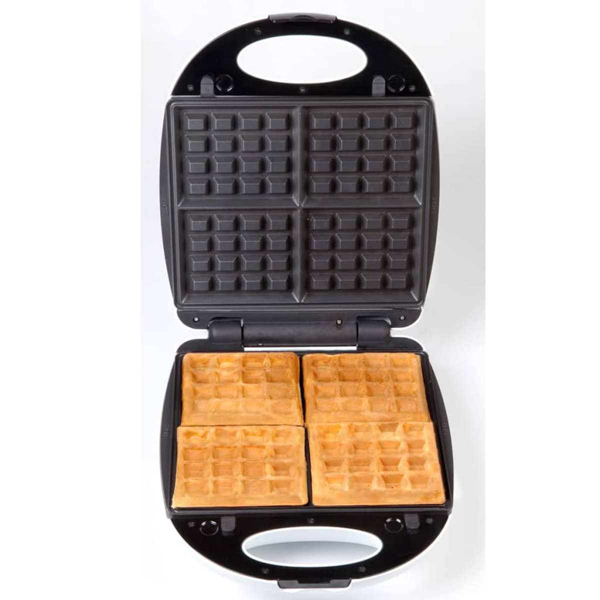 Otwarta gofrownica z czterema kwadratowymi goframi w środku. Jest czarno-biała.