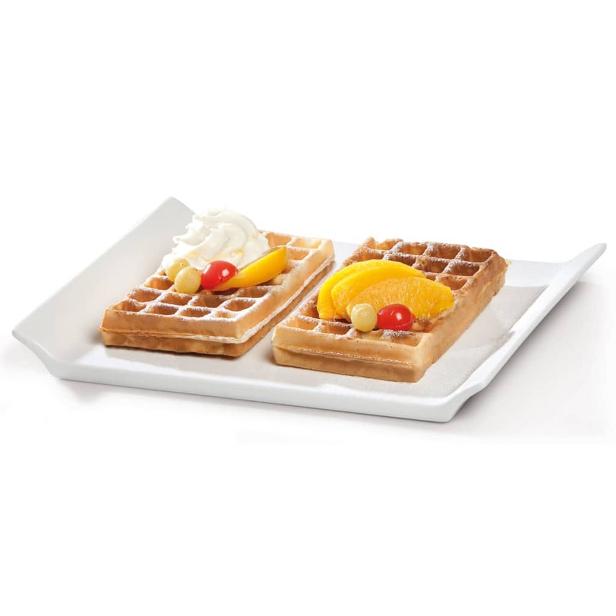 Dwa gofry na białym talerzu, z owocami, bitą śmietaną i cukrem pudrem.