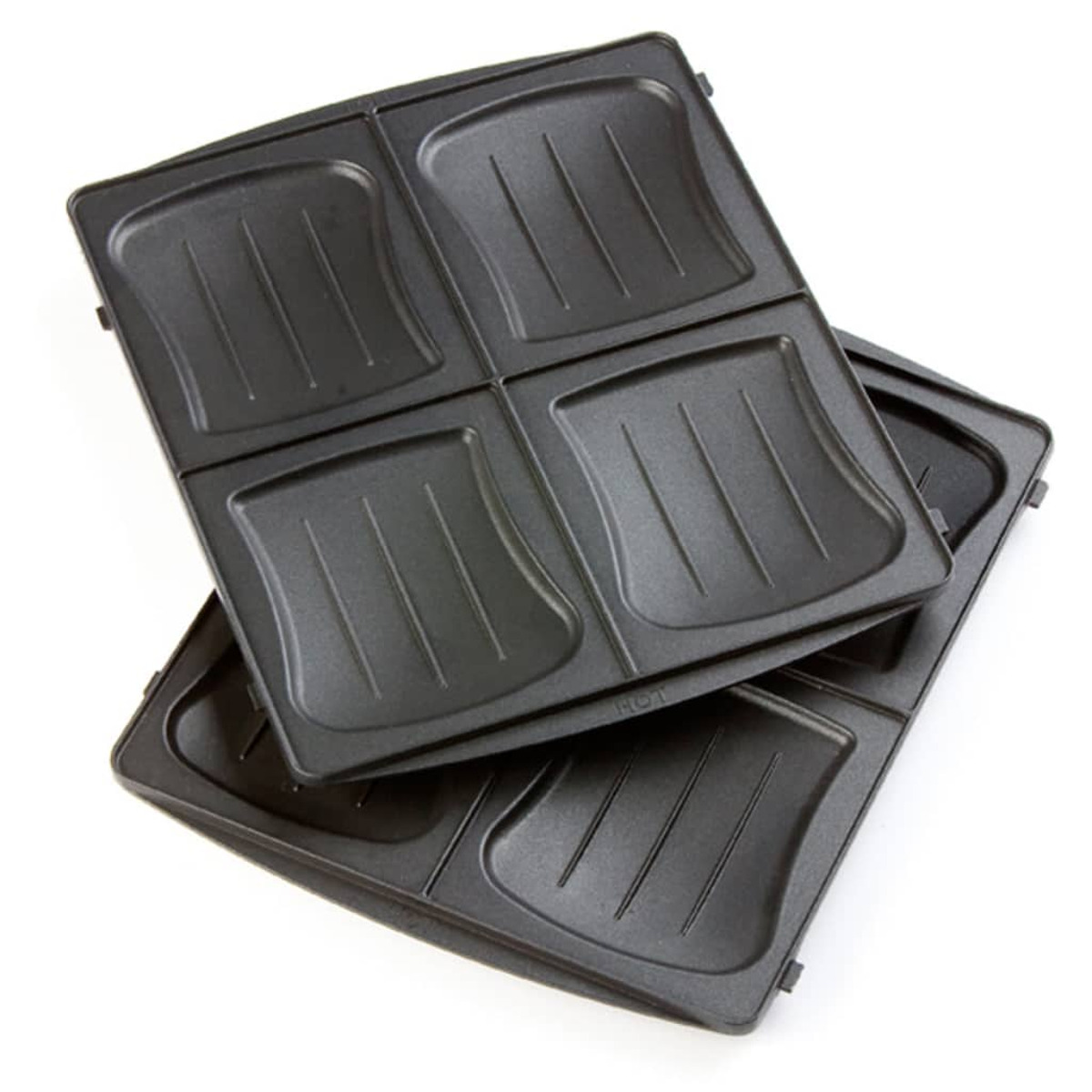 Czarne płyty do opiekacza do kanapek na białym tle.