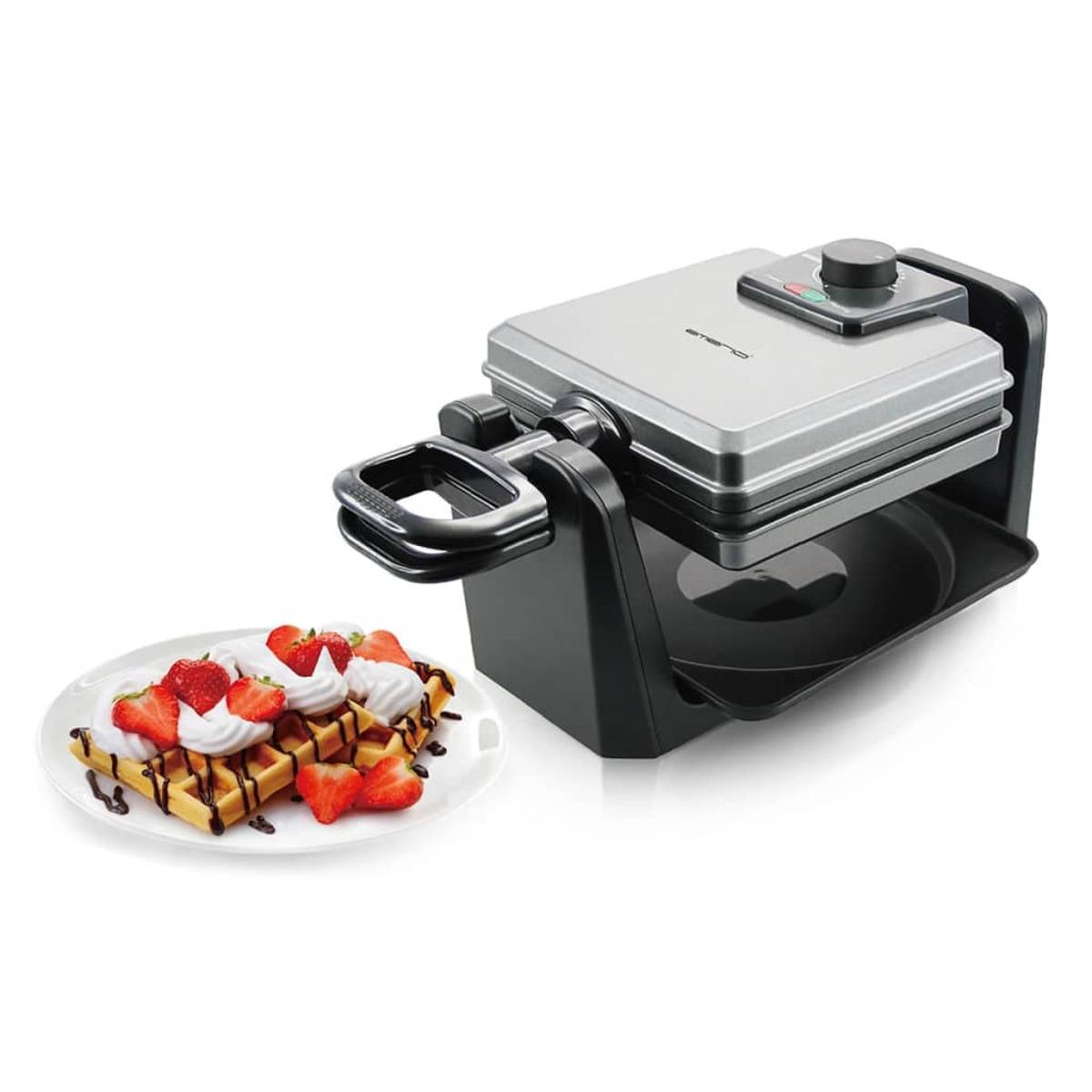 Waffeleisen mit Waffeln, Erdbeeren und Sahne auf weißem Teller, weißer Hintergrund.