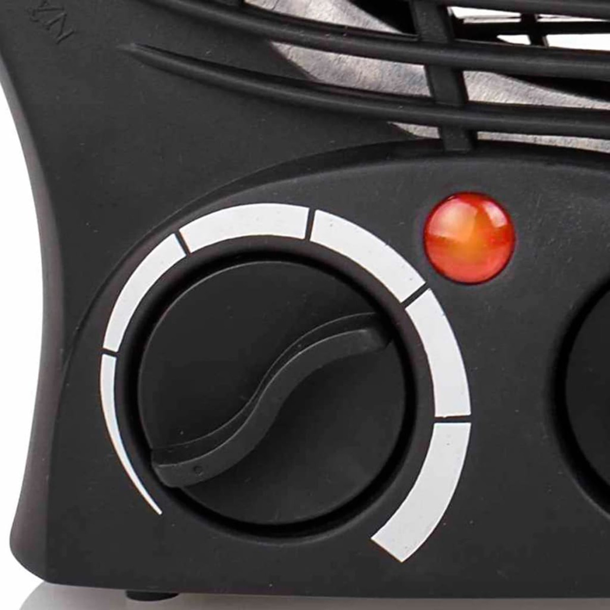 Un riscaldatore nero con una manopola e una luce rossa. La manopola è bianca con un design curvo.