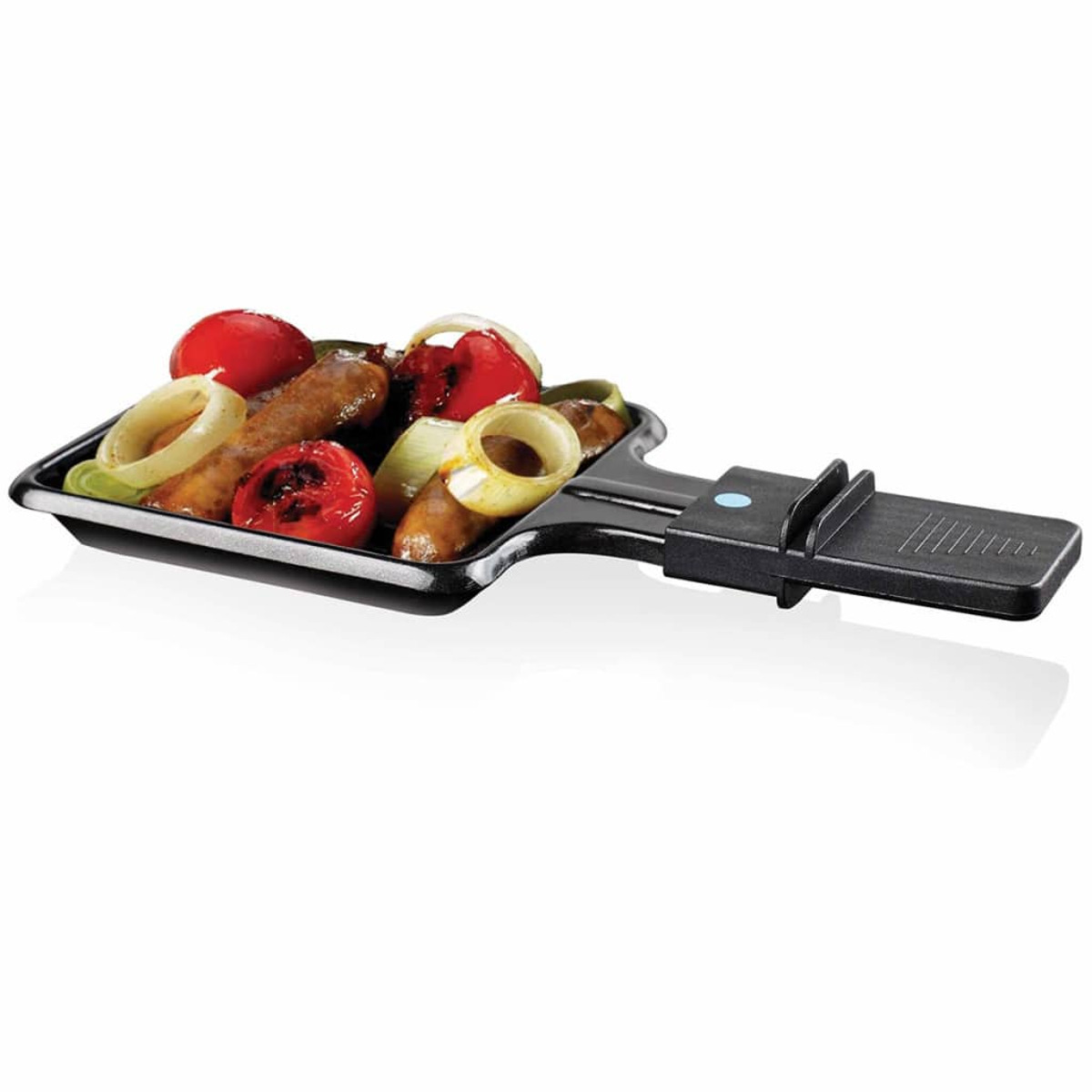 Czarna patelnia do grillowania z uchwytem. Ma grillowane jedzenie, w tym kiełbasy i pomidory.