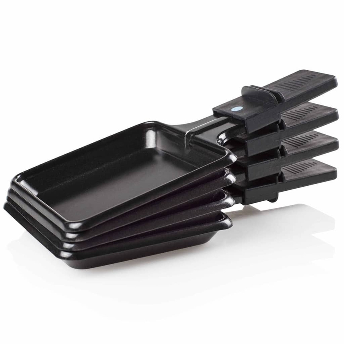 Ułożone w stos czarne patelnie do raclette z uchwytami, na białym tle.