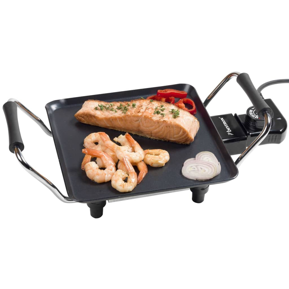 Grill elektryczny z łososiem, krewetkami i cebulą. Czarna powierzchnia, srebrne uchwyty. Białe tło.